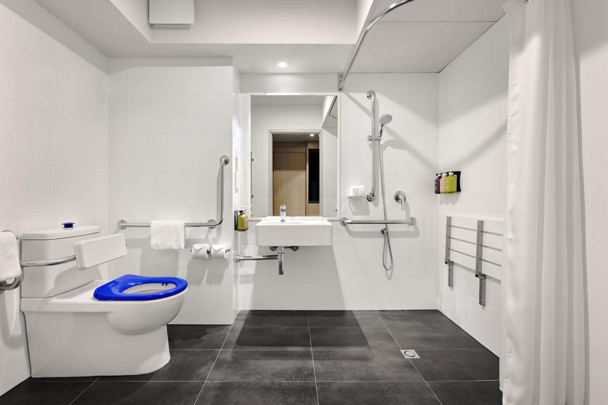 Standard King Room - Disability Access - Photo 8