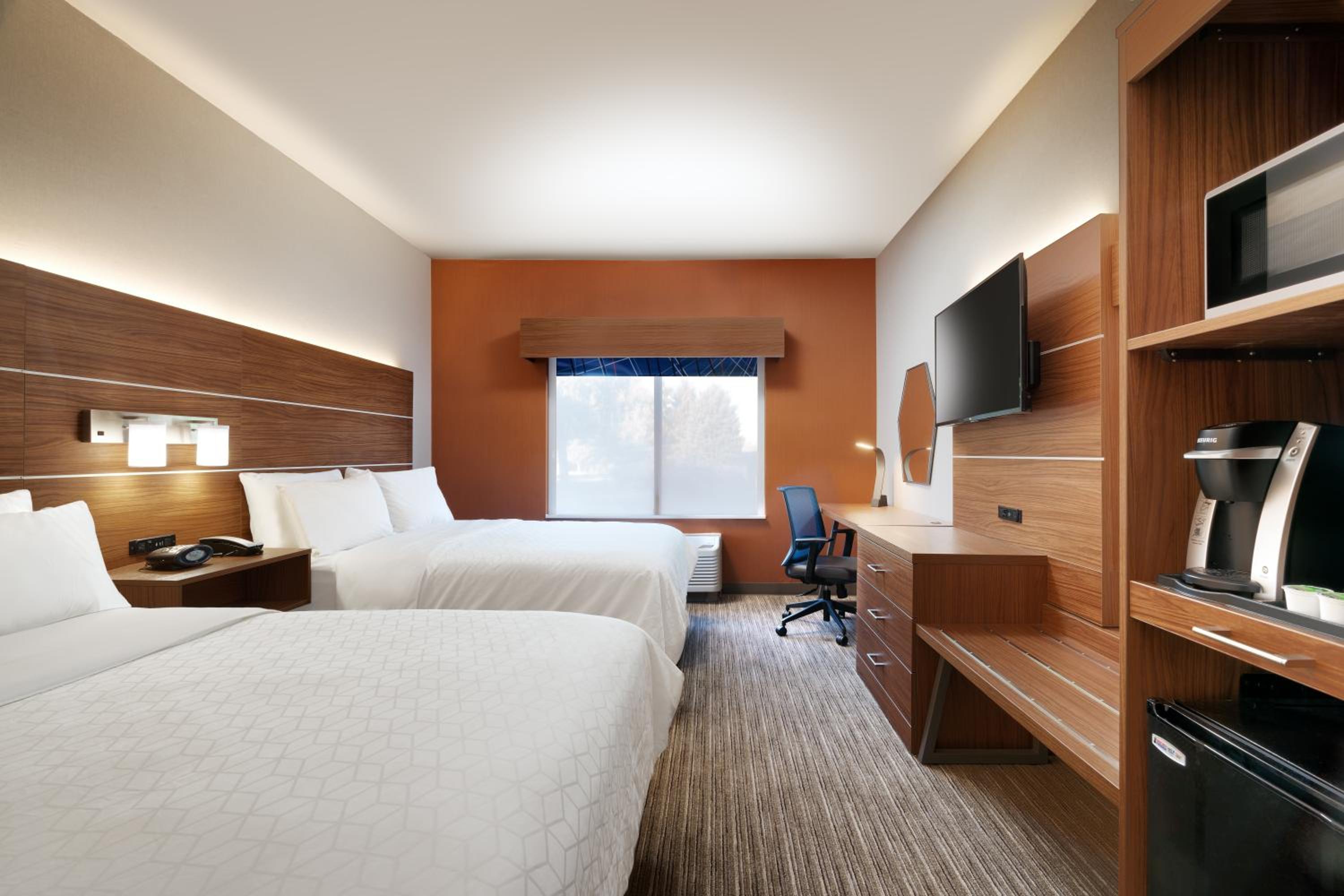 Standard Double Queen Room - Non-Smoking - Photo 8