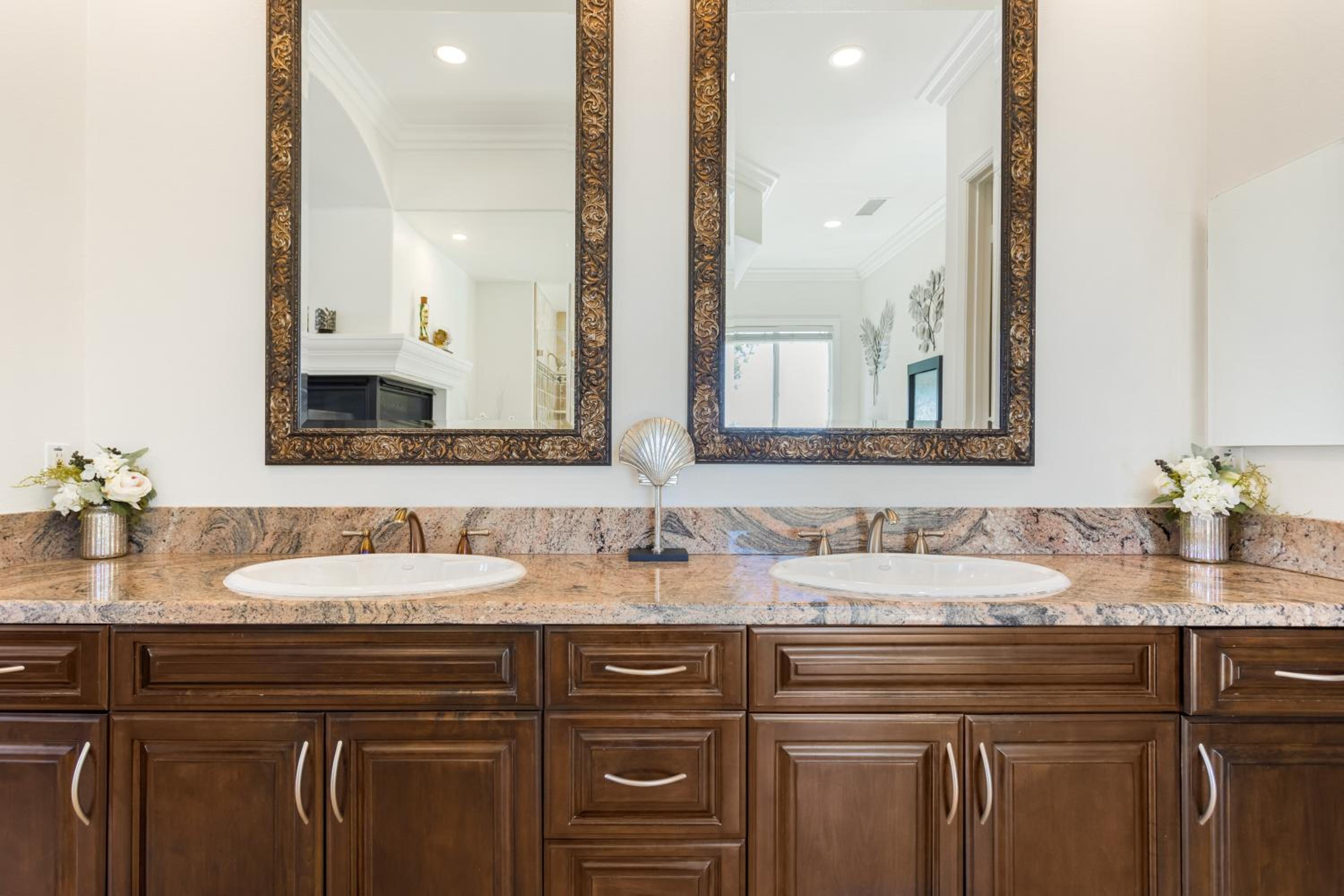 Deluxe King Suite photo 3