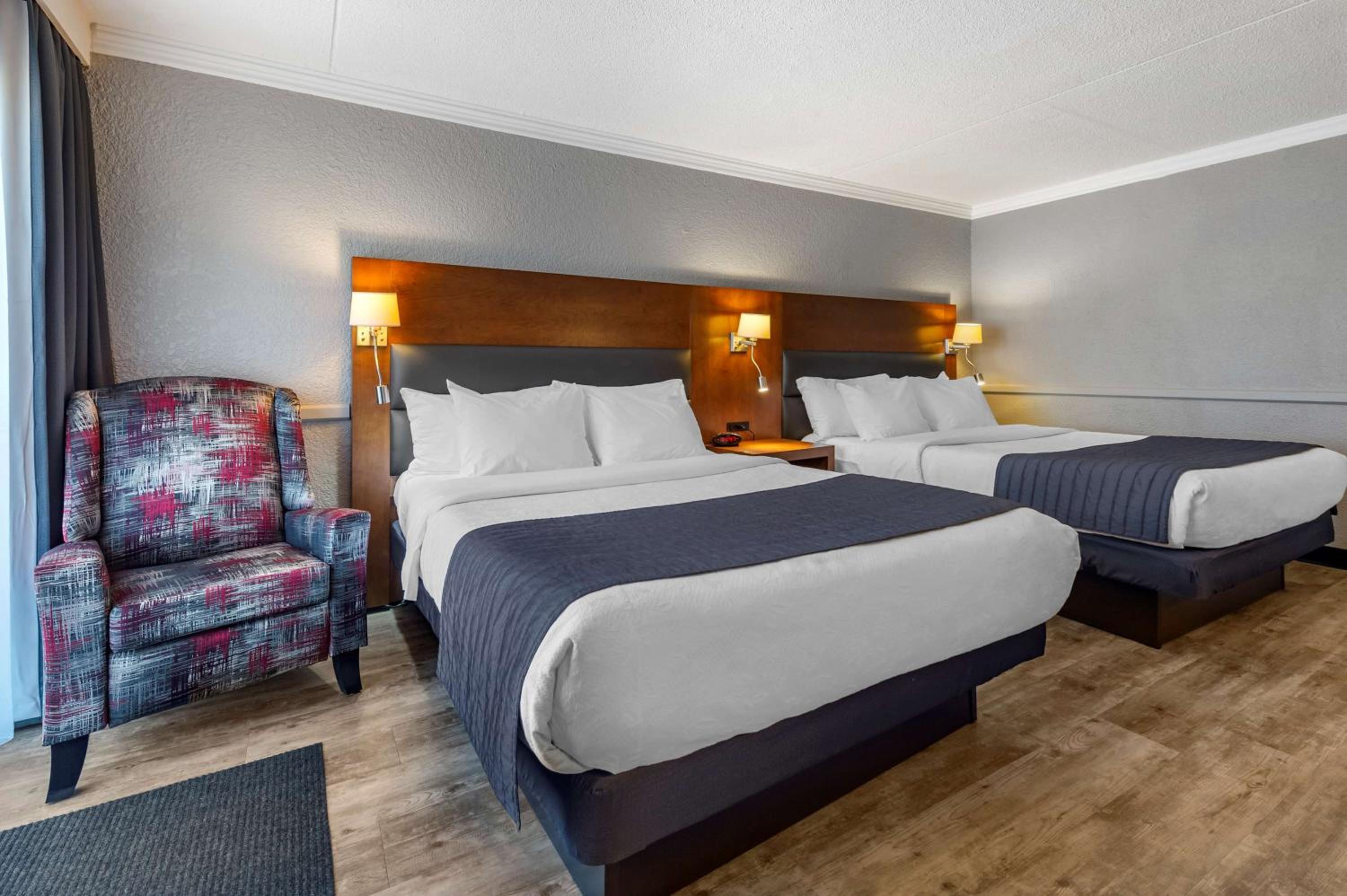 Queen Room with Two Queen Beds - Non Smoking - Pet Friendly - Photo 1