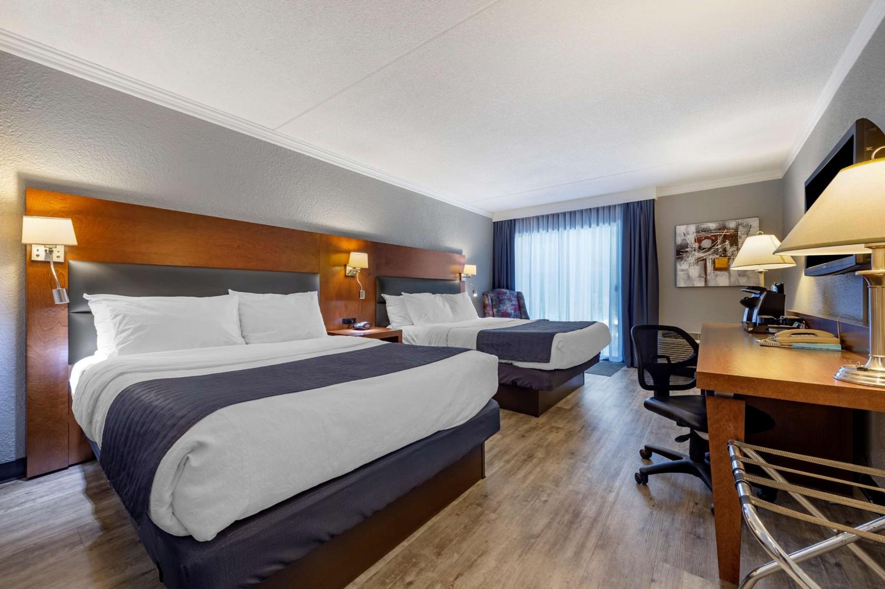 Queen Room with Two Queen Beds - Non Smoking - Pet Friendly - Photo 3