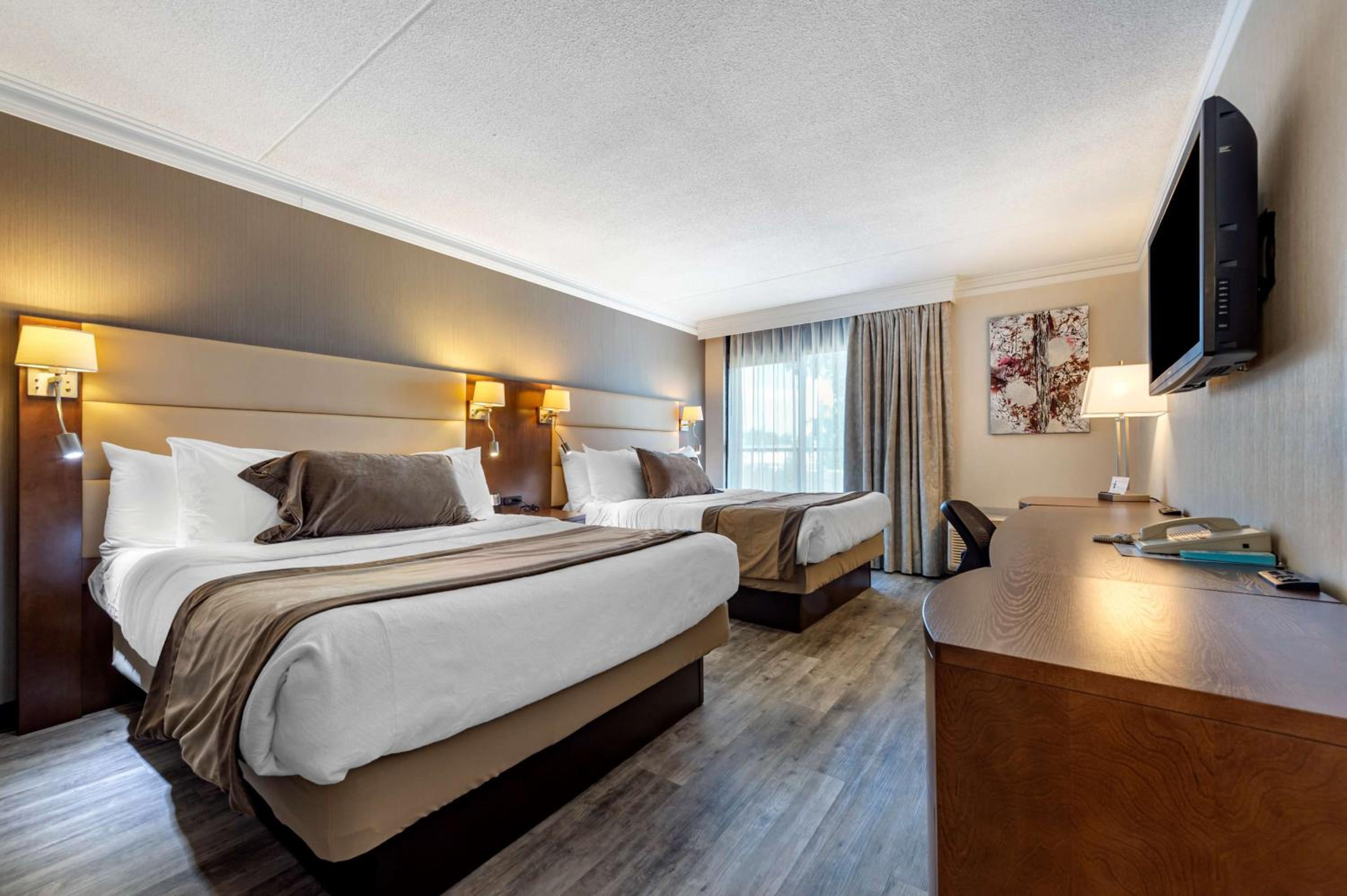 Queen Suite with Two Queen Beds- Non-Smoking - Photo 2