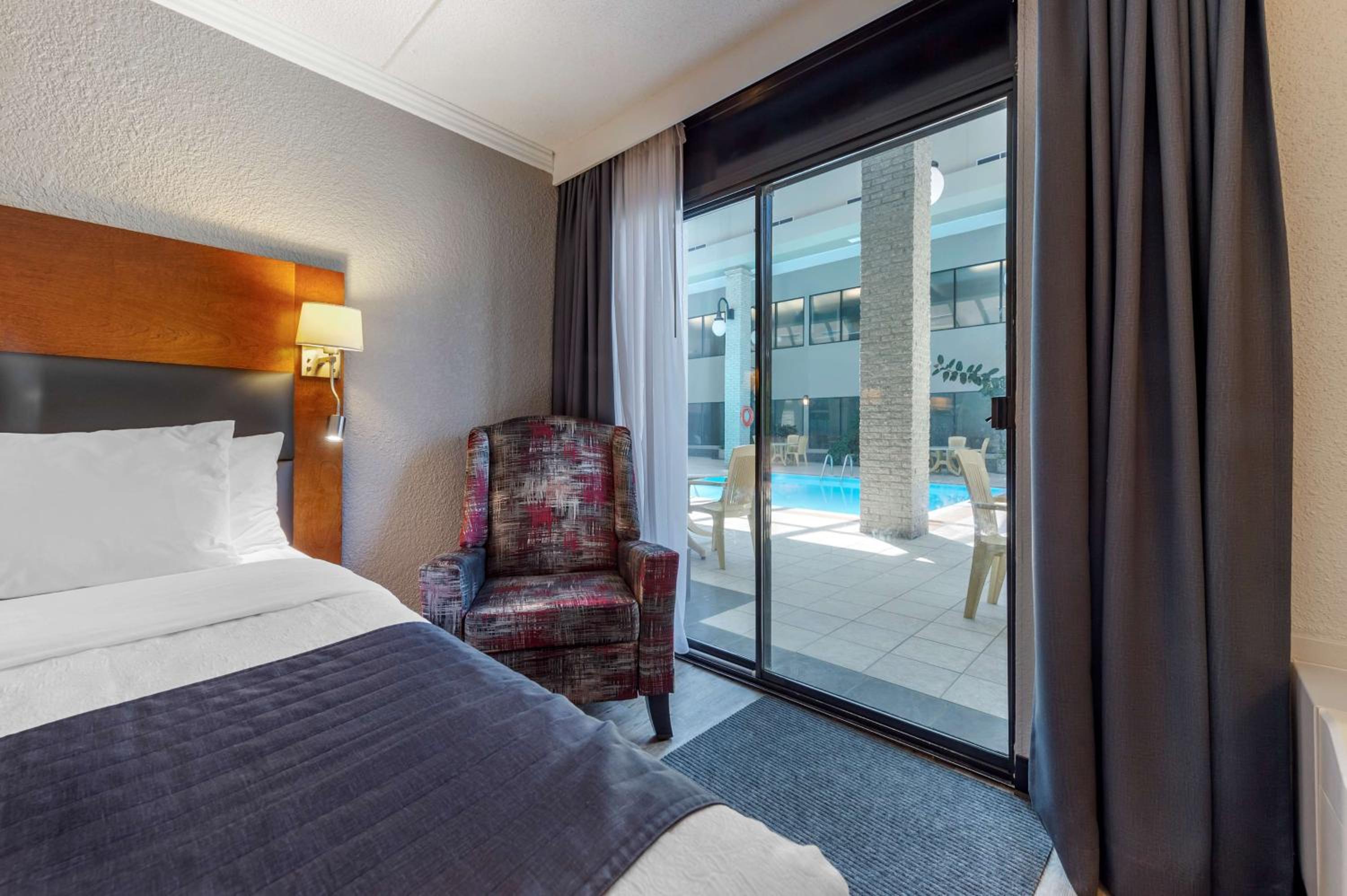 Queen Room with Two Queen Beds and Pool Access - Non-Smoking - Photo 4