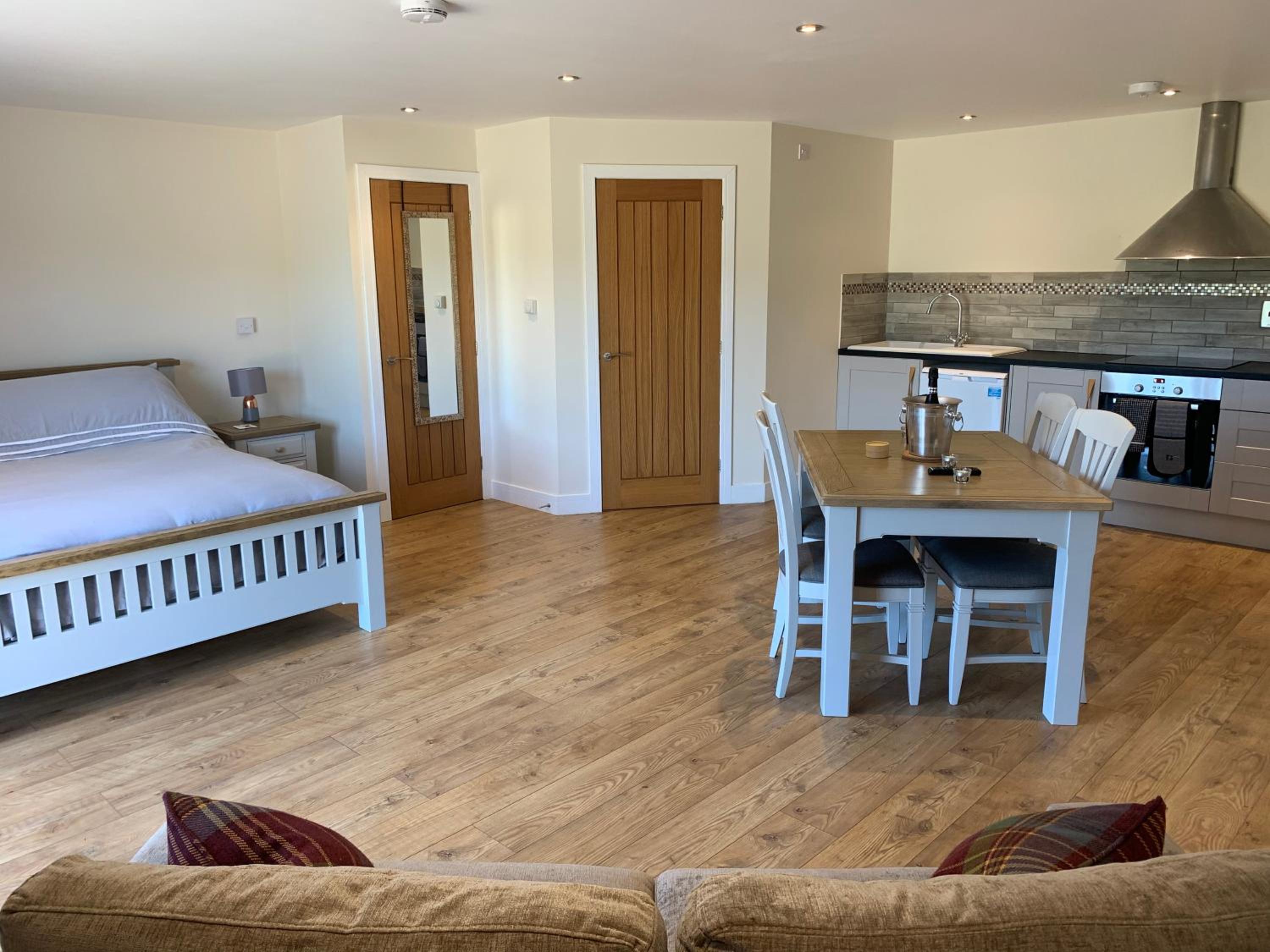 Deluxe King Room - Photo 8