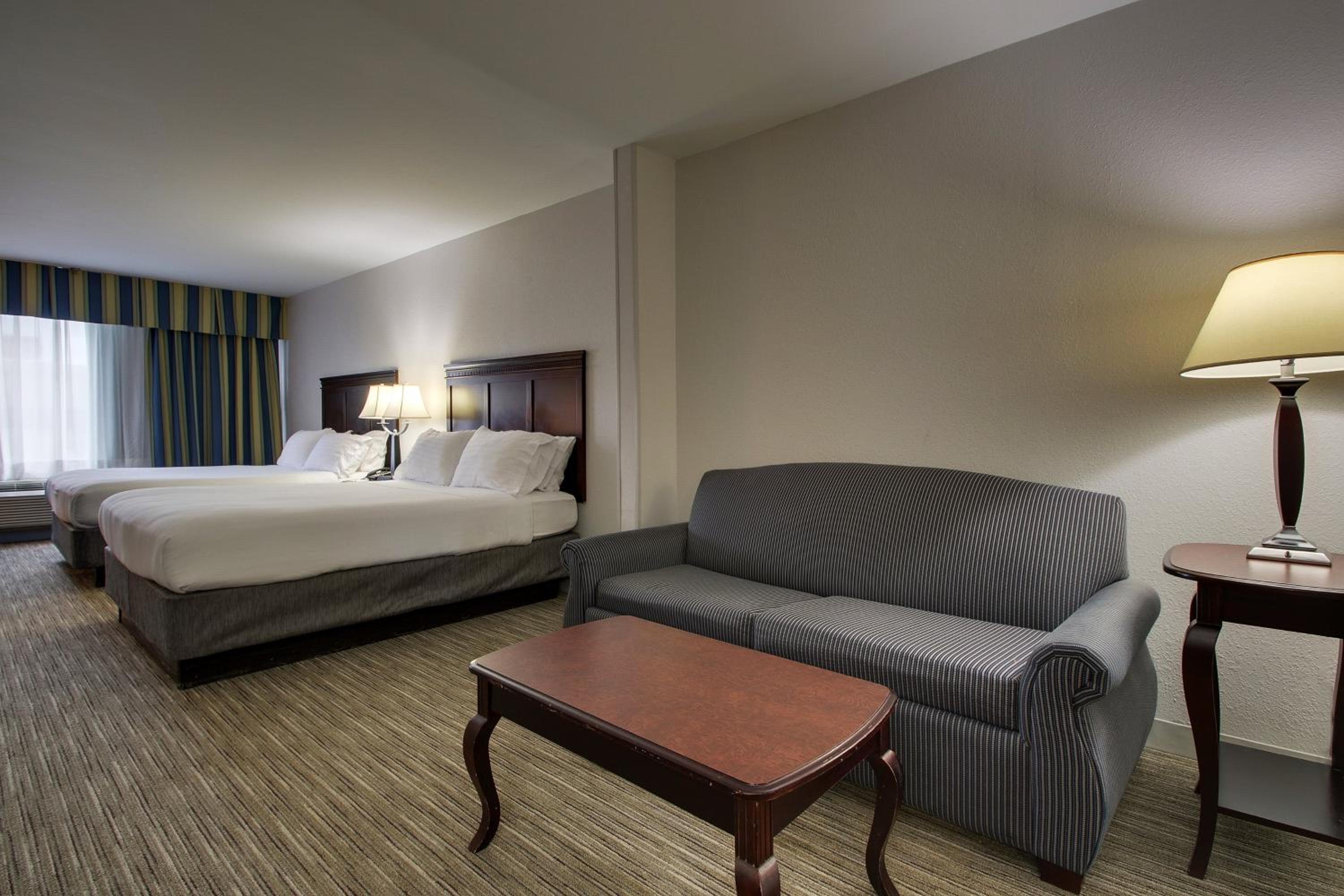 Queen Suite with Two Queen Beds and Sofa Bed - Photo 2