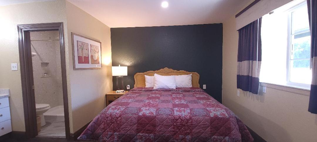 King Room - Non-Smoking photo 1