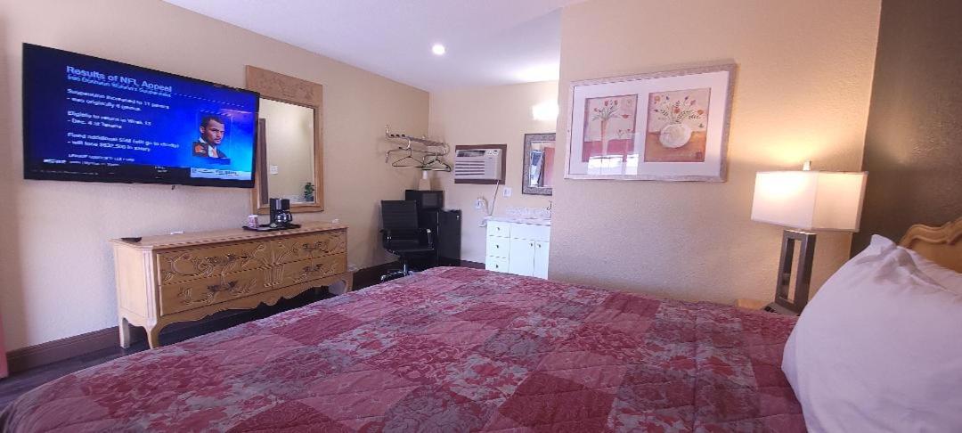 King Room - Non-Smoking photo 2