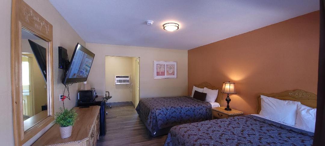 Double Room with Two Double Beds - Non-Smoking photo 2