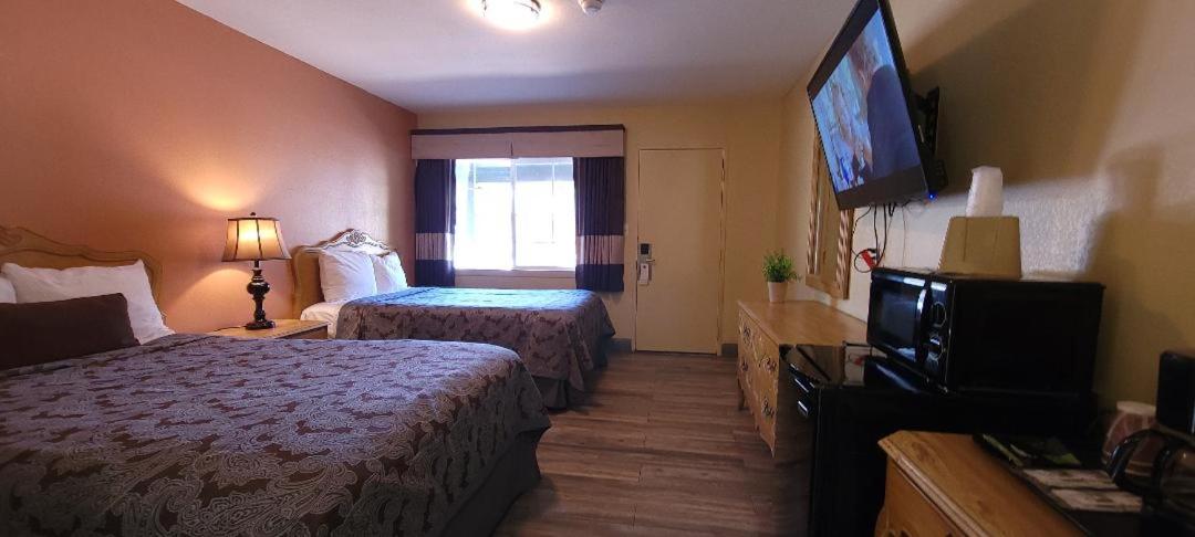 Double Room with Two Double Beds - Non-Smoking photo 3