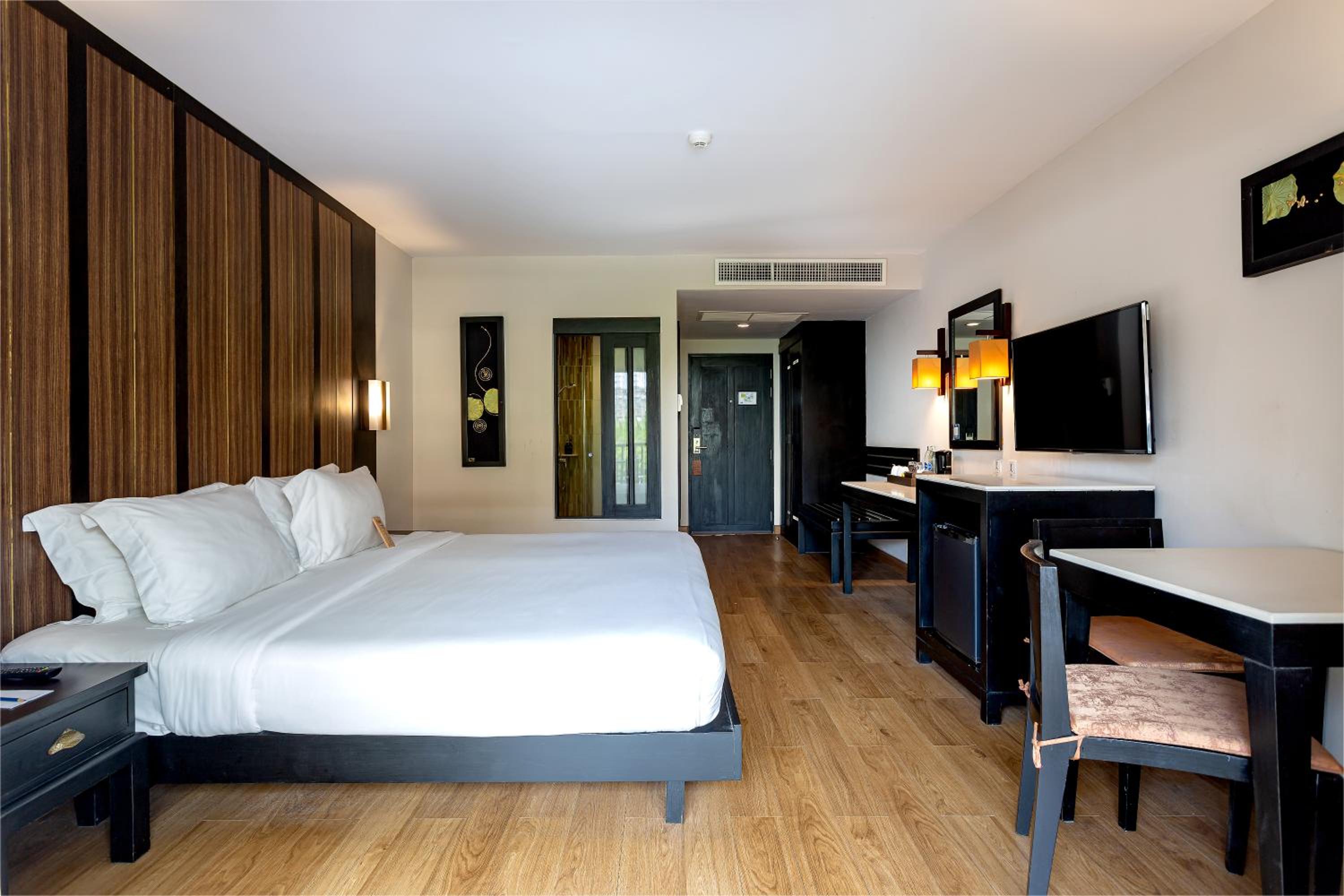 Deluxe Twin or Double Room - Photo 14