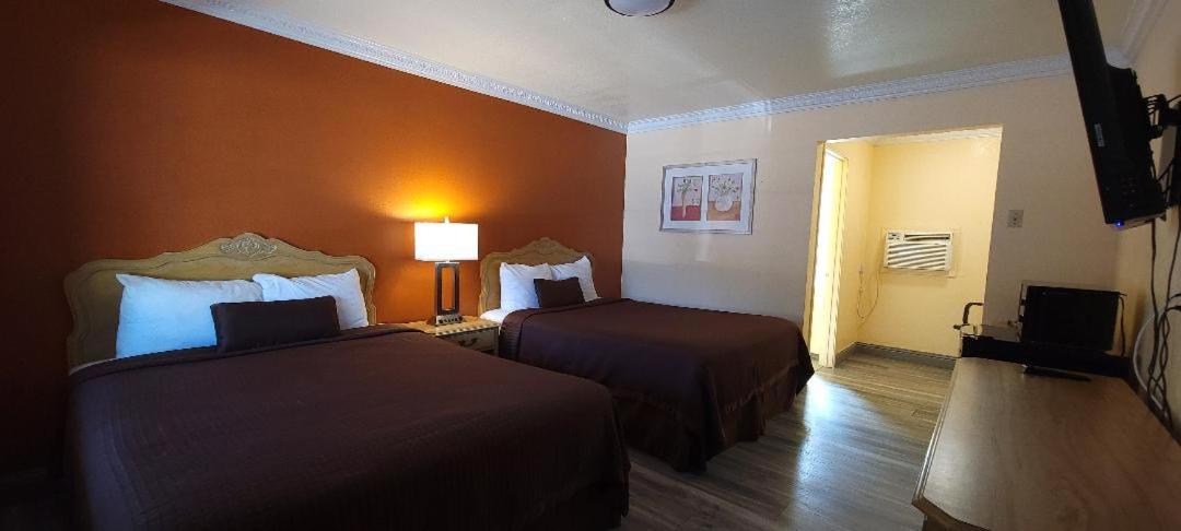 Queen Room with Two Queen Beds photo 1
