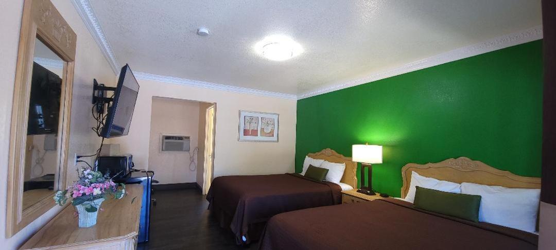 Queen Room with Two Queen Beds photo 3