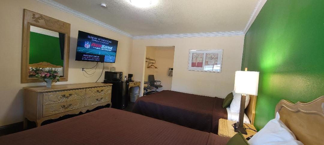 Queen Room with Two Queen Beds photo 2