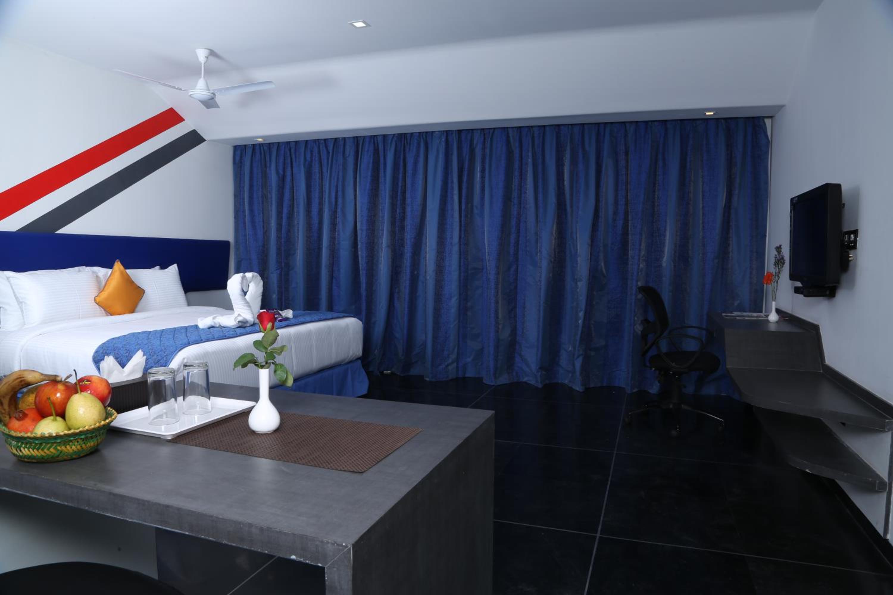 1 King Bed, Executive Business Room, Non-Smoking photo 2