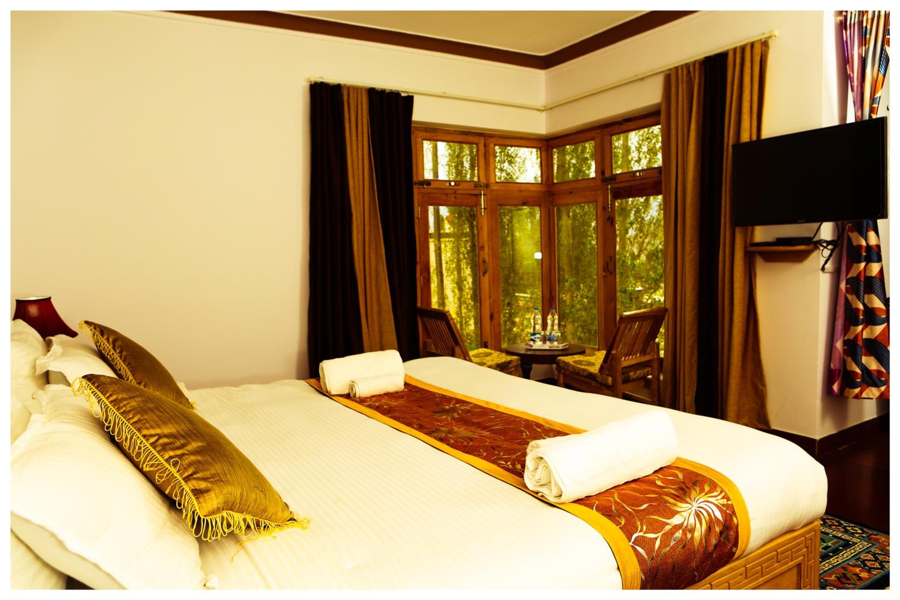 Deluxe Double Room (2 Adults + 1 Child) - Photo 4