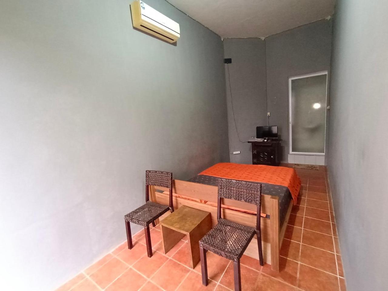 Budget Double Room - Photo 9