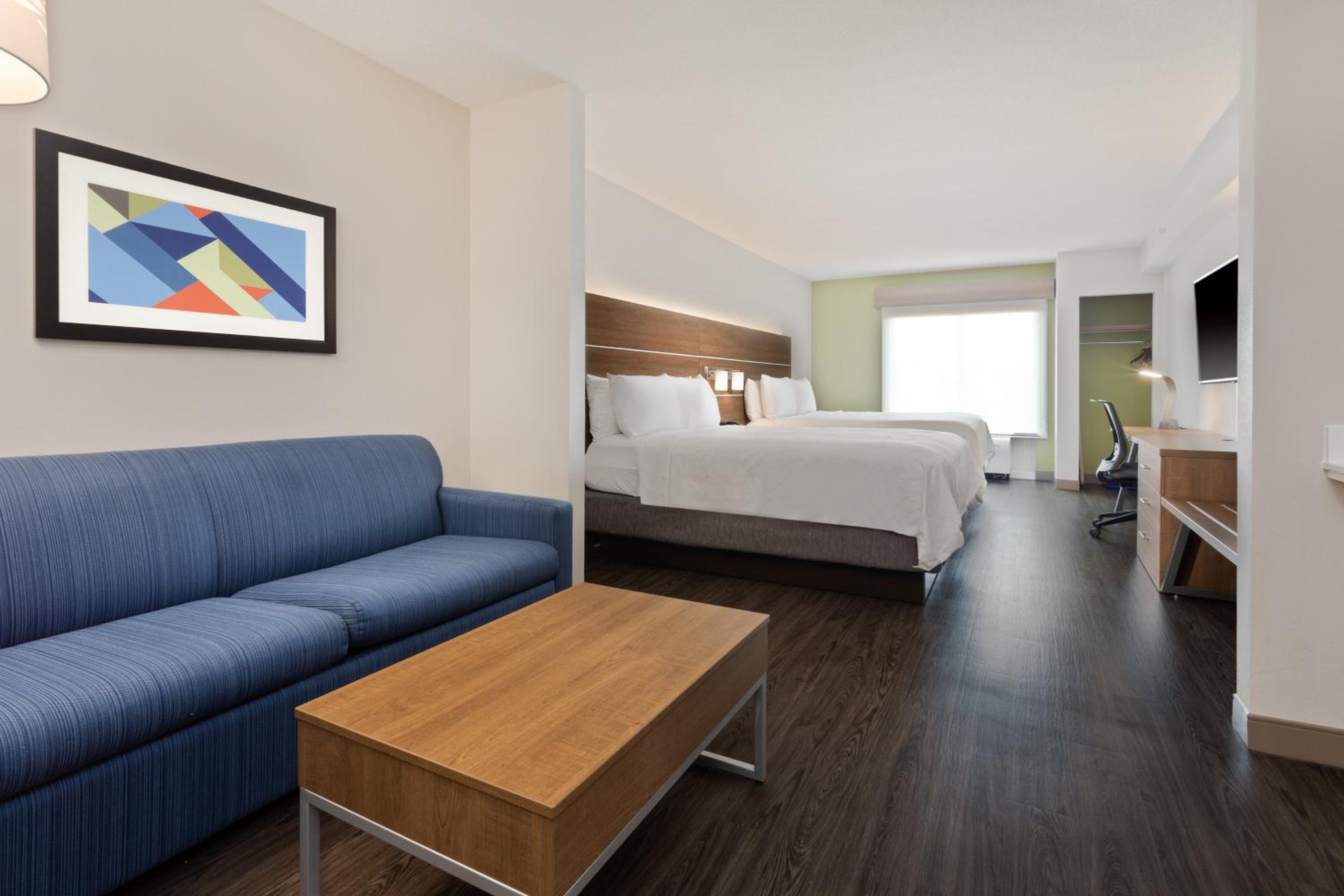 Queen Suite with Two Queen Beds - Photo 3