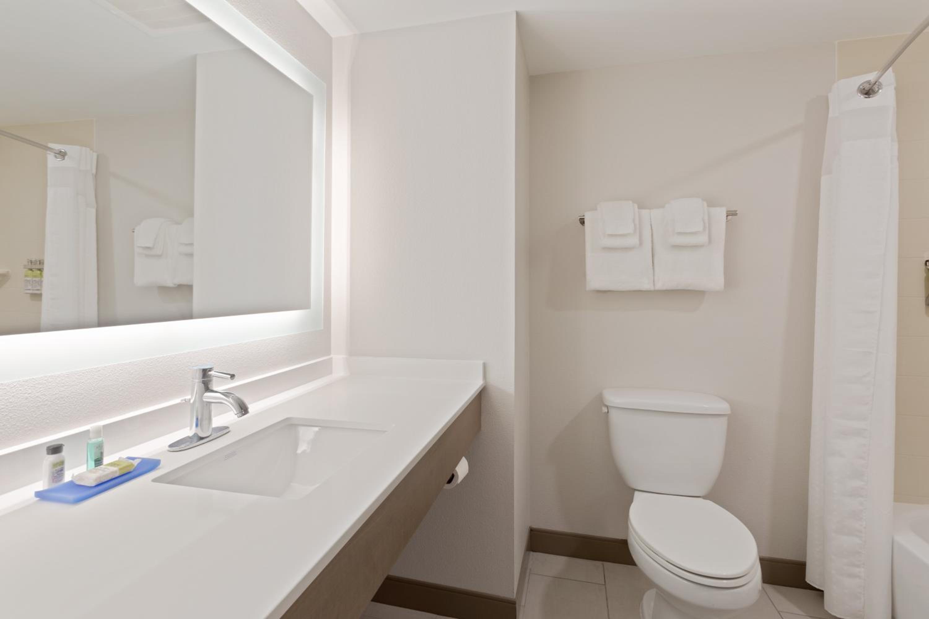 Standard Queen Room with Two Queen Beds and Bath/Shower - Photo 3