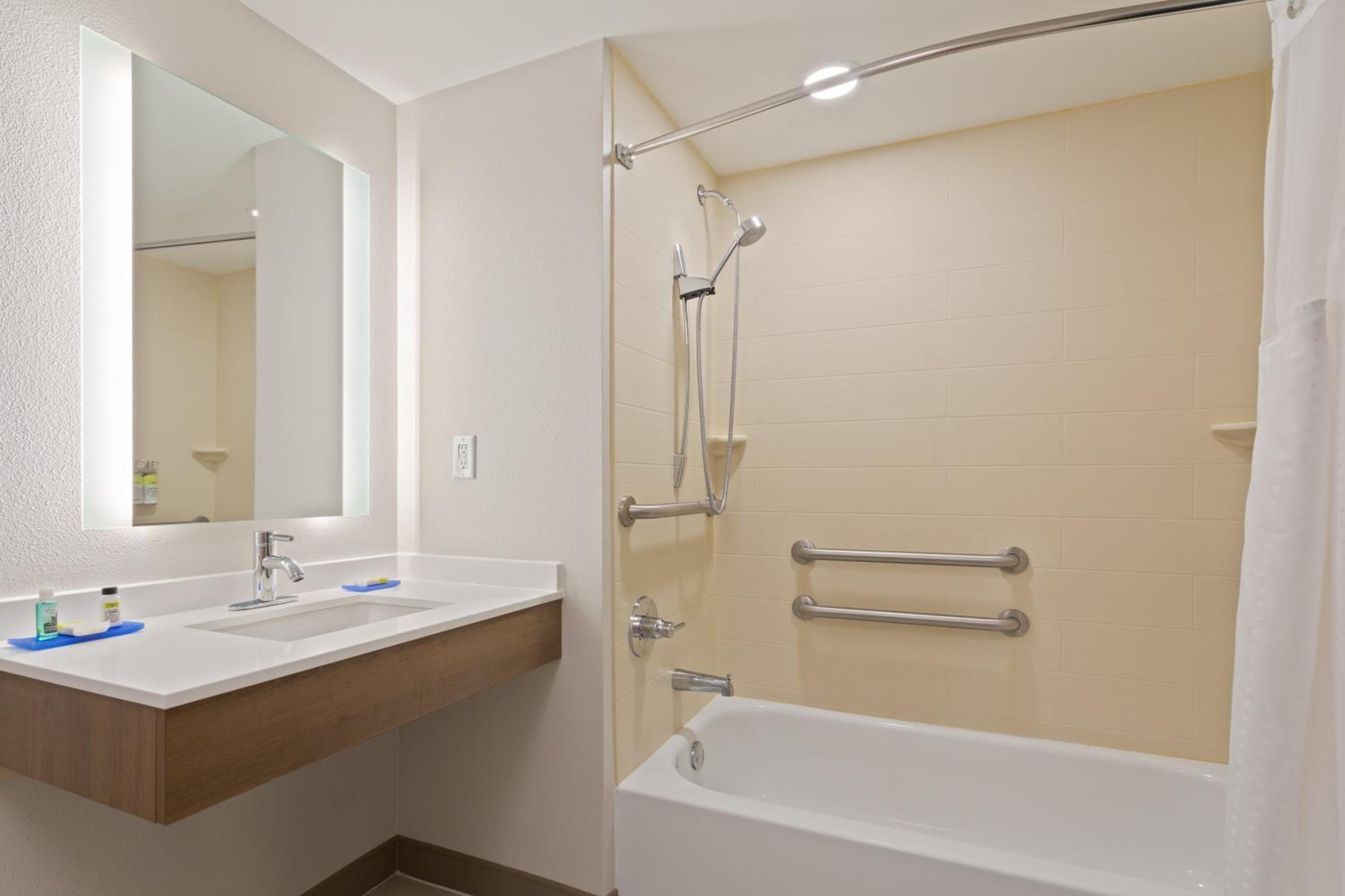Standard King Room with Mobility Accessible Tub - Photo 2
