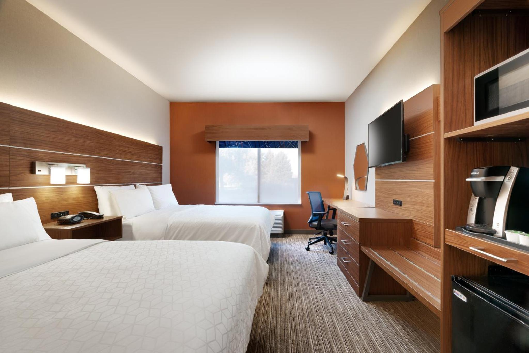 Queen Room with Two Queen Beds with Mobility Accessible Tub - Non-Smoking - Photo 1