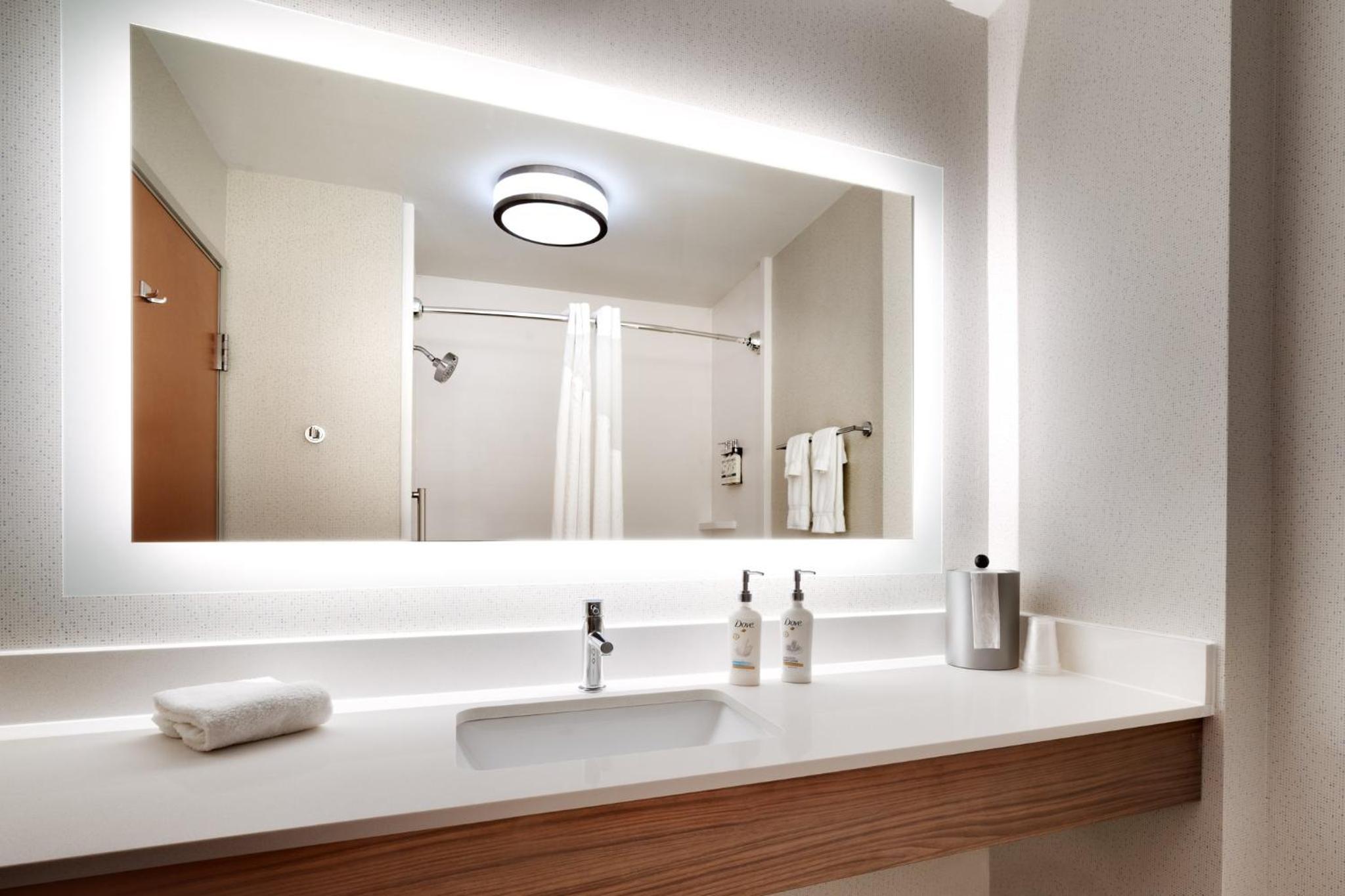 King Suite - Non-Smoking - Photo 3