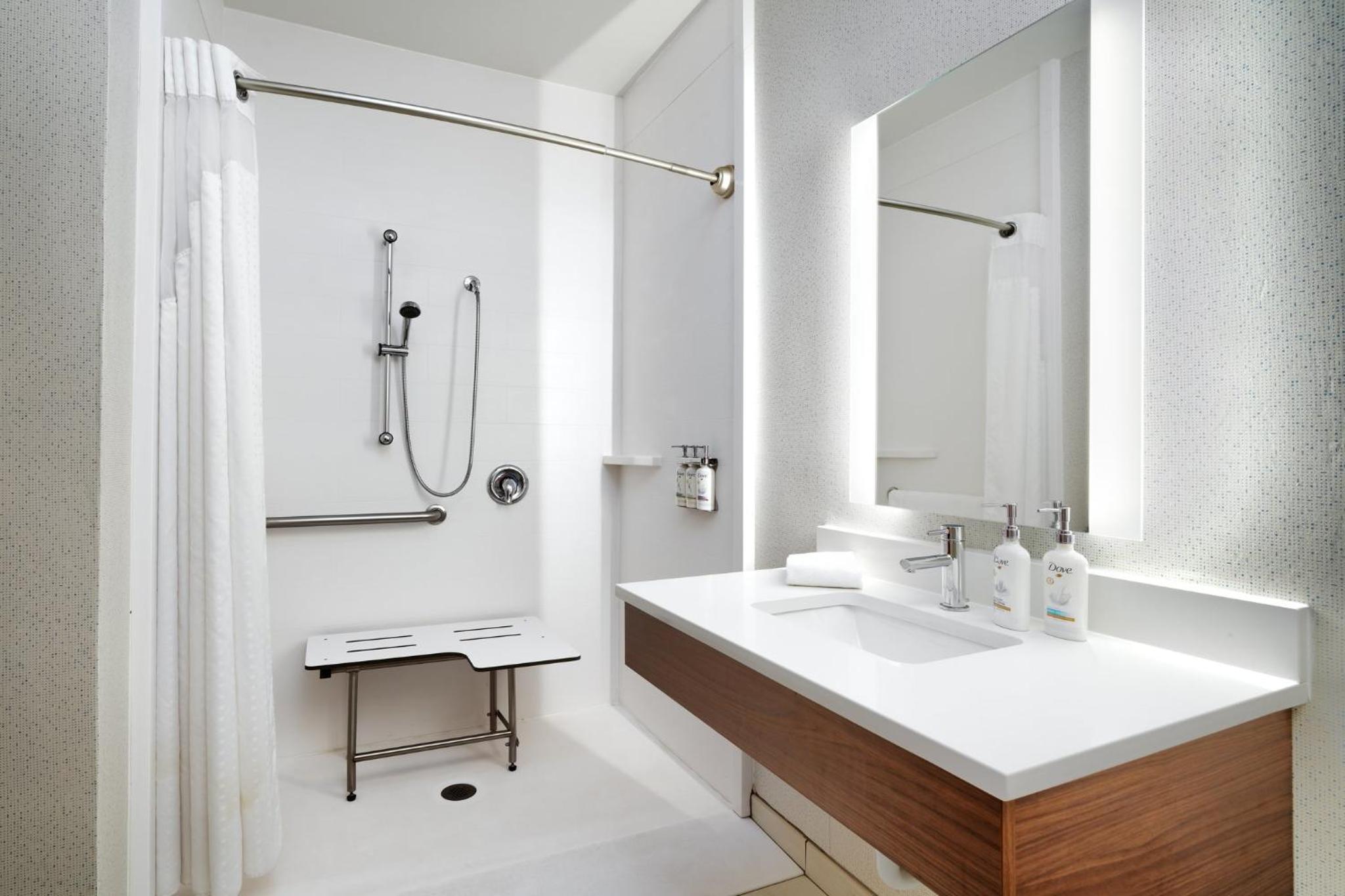 King Room - Disability Access Roll in Shower - Photo 2