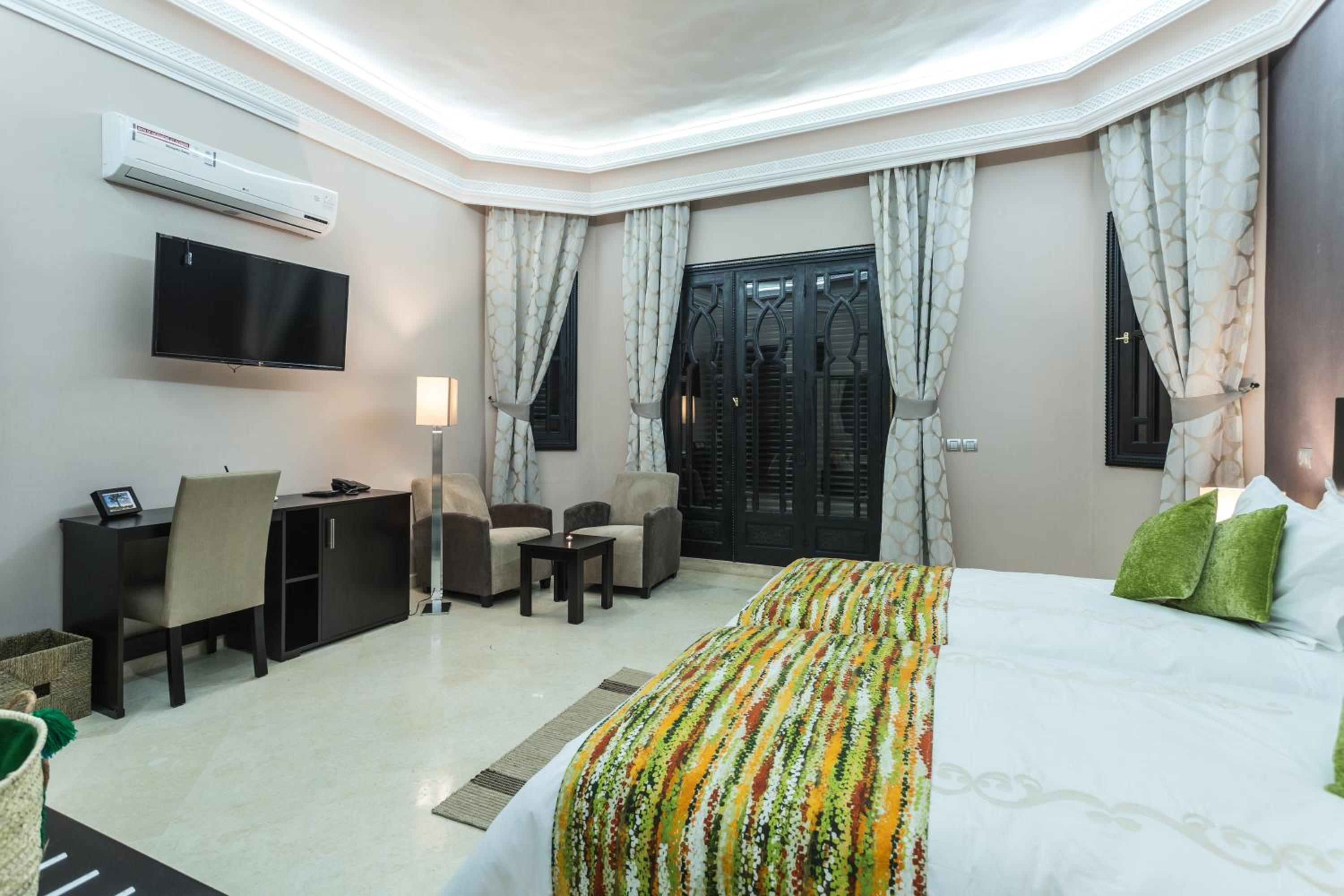Double Room with Pool View - Photo 3
