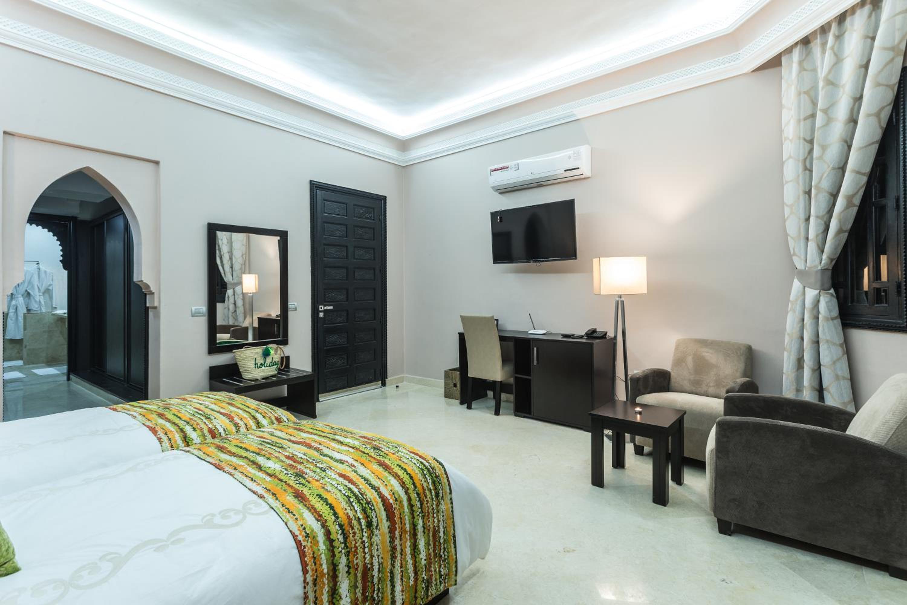 Double Room with Pool View - Photo 4