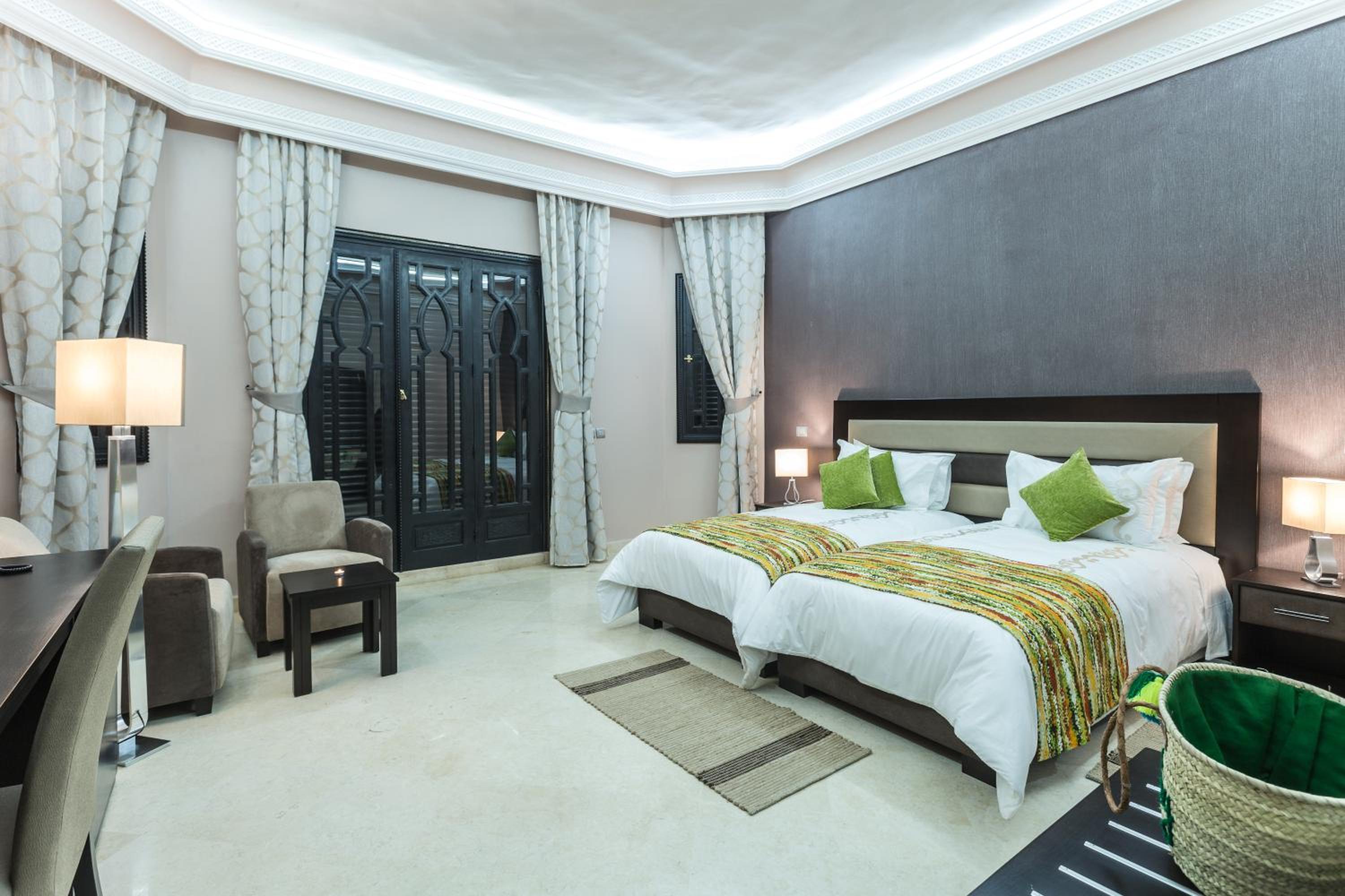 Double Room with Pool View - Photo 9