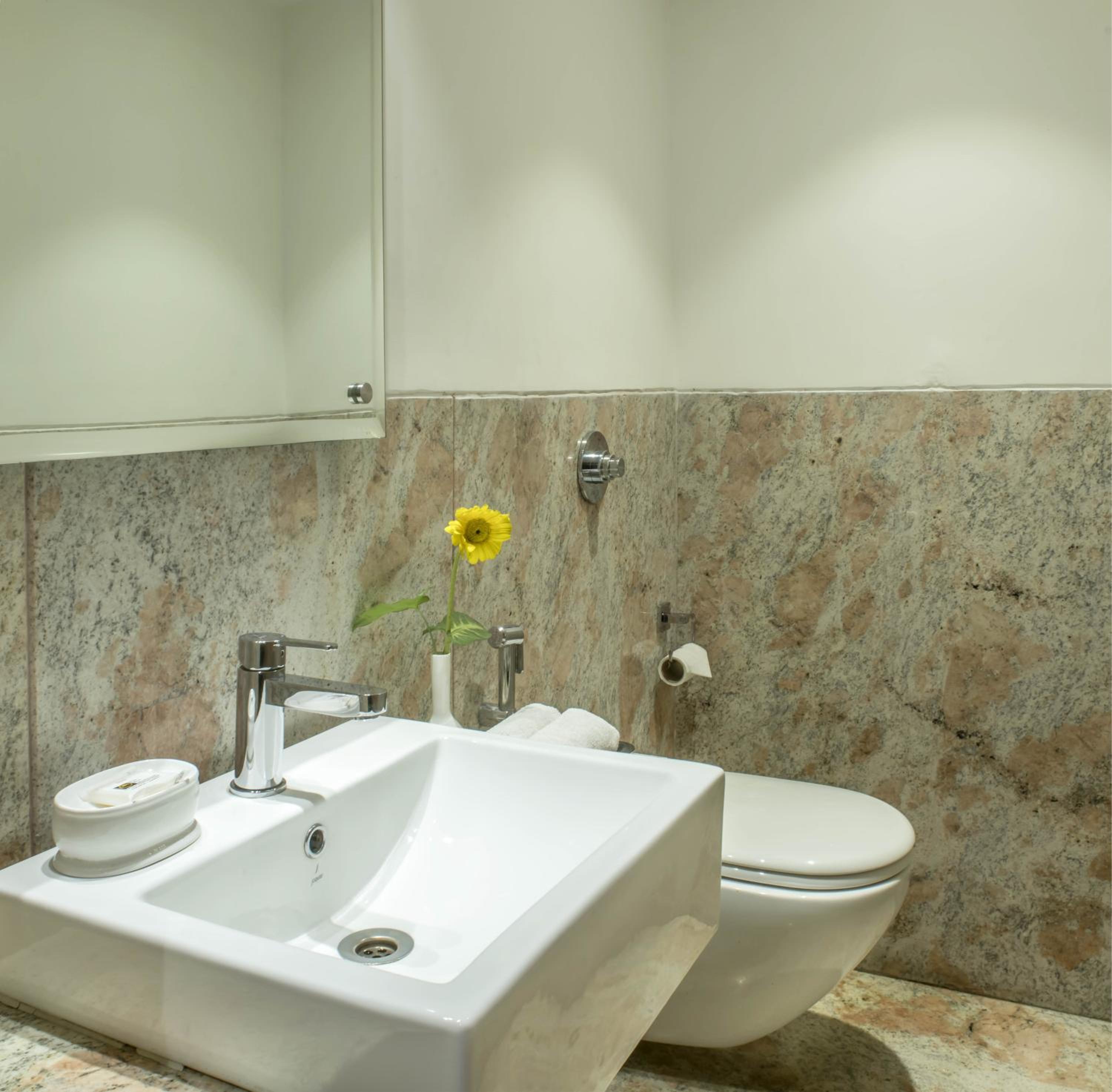 Suite - Photo 8