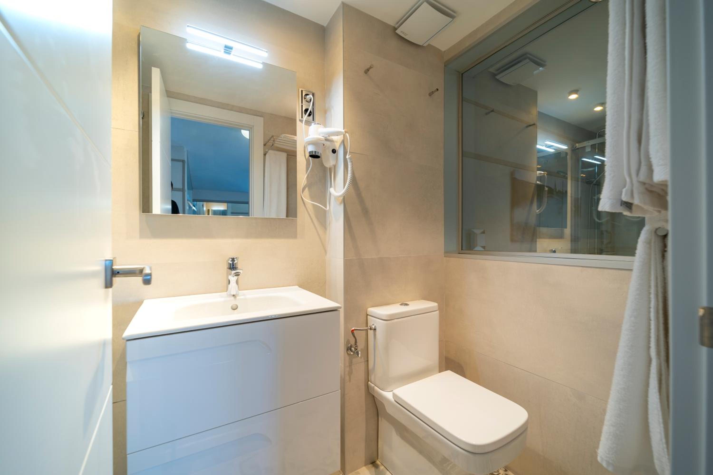 Double Room with Balcony and Sea View - Photo 9