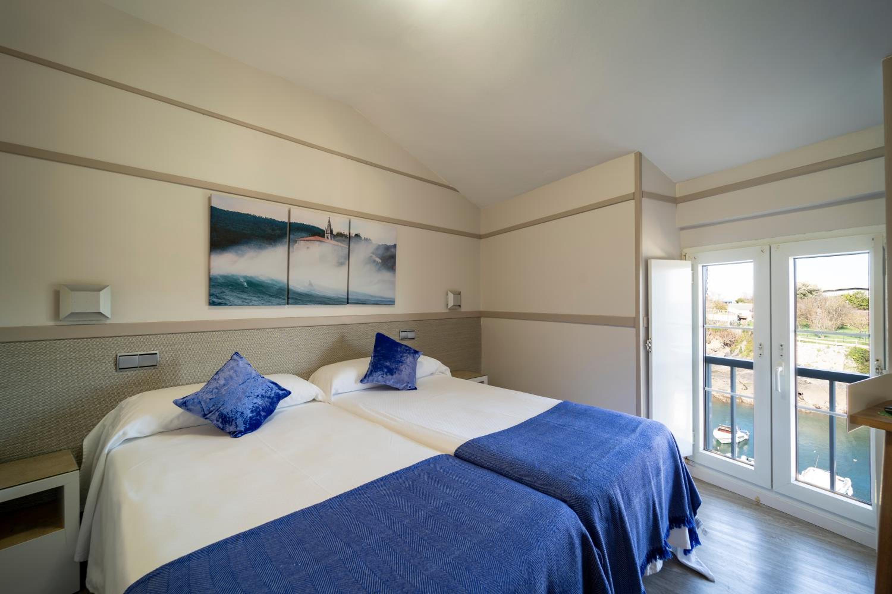 Double Room with Balcony and Sea View - Photo 2