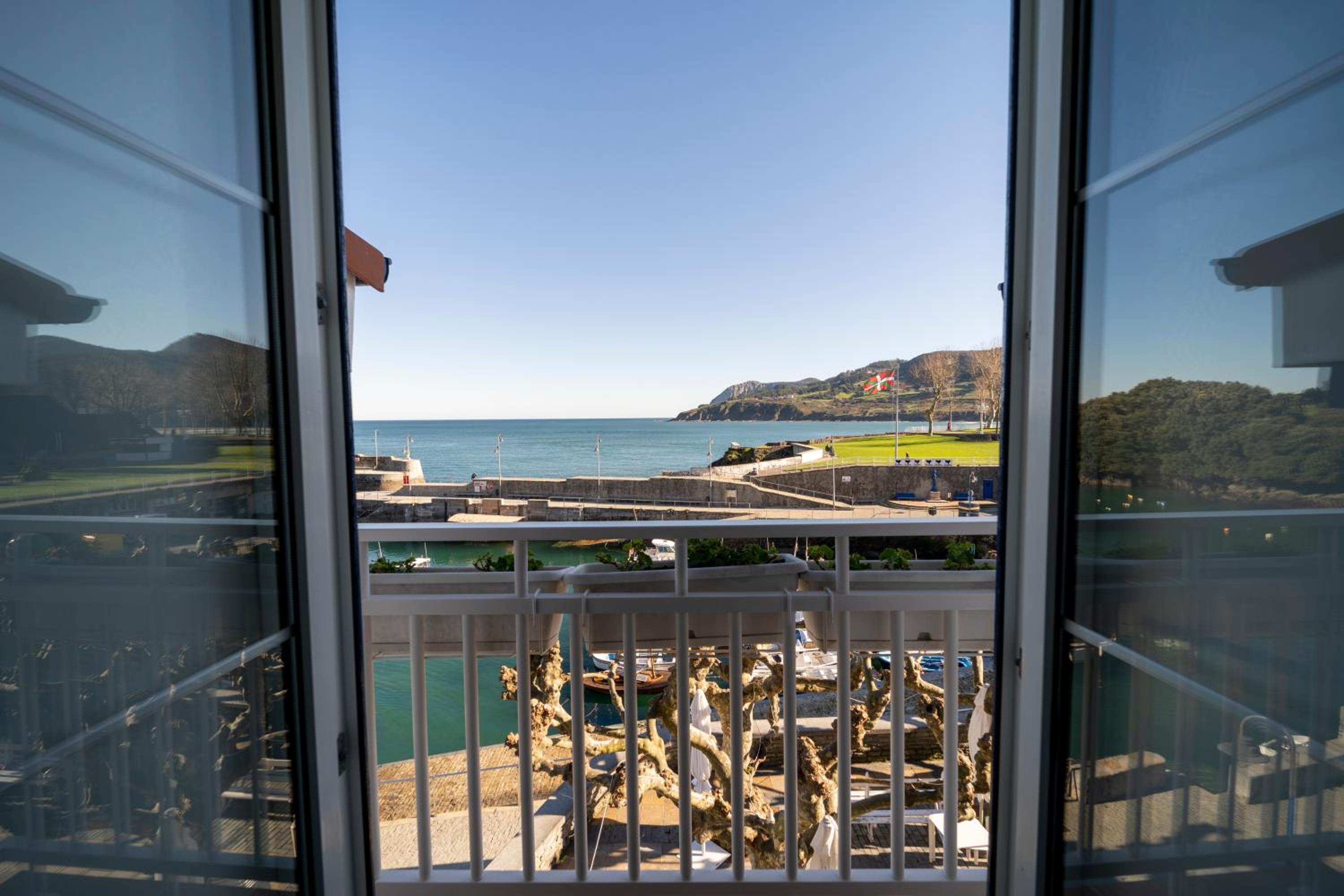 Double Room with Balcony and Sea View - Photo 4