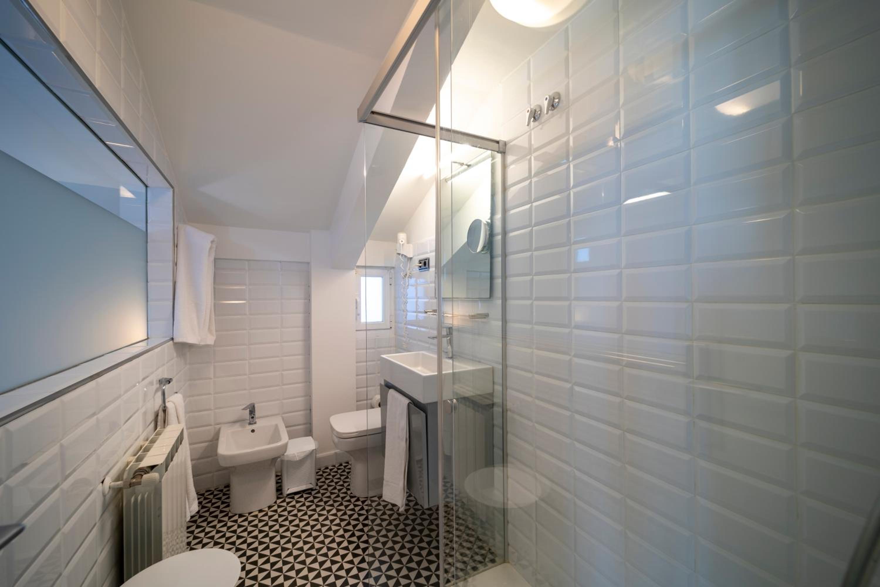 Double Room with Balcony and Sea View - Photo 5