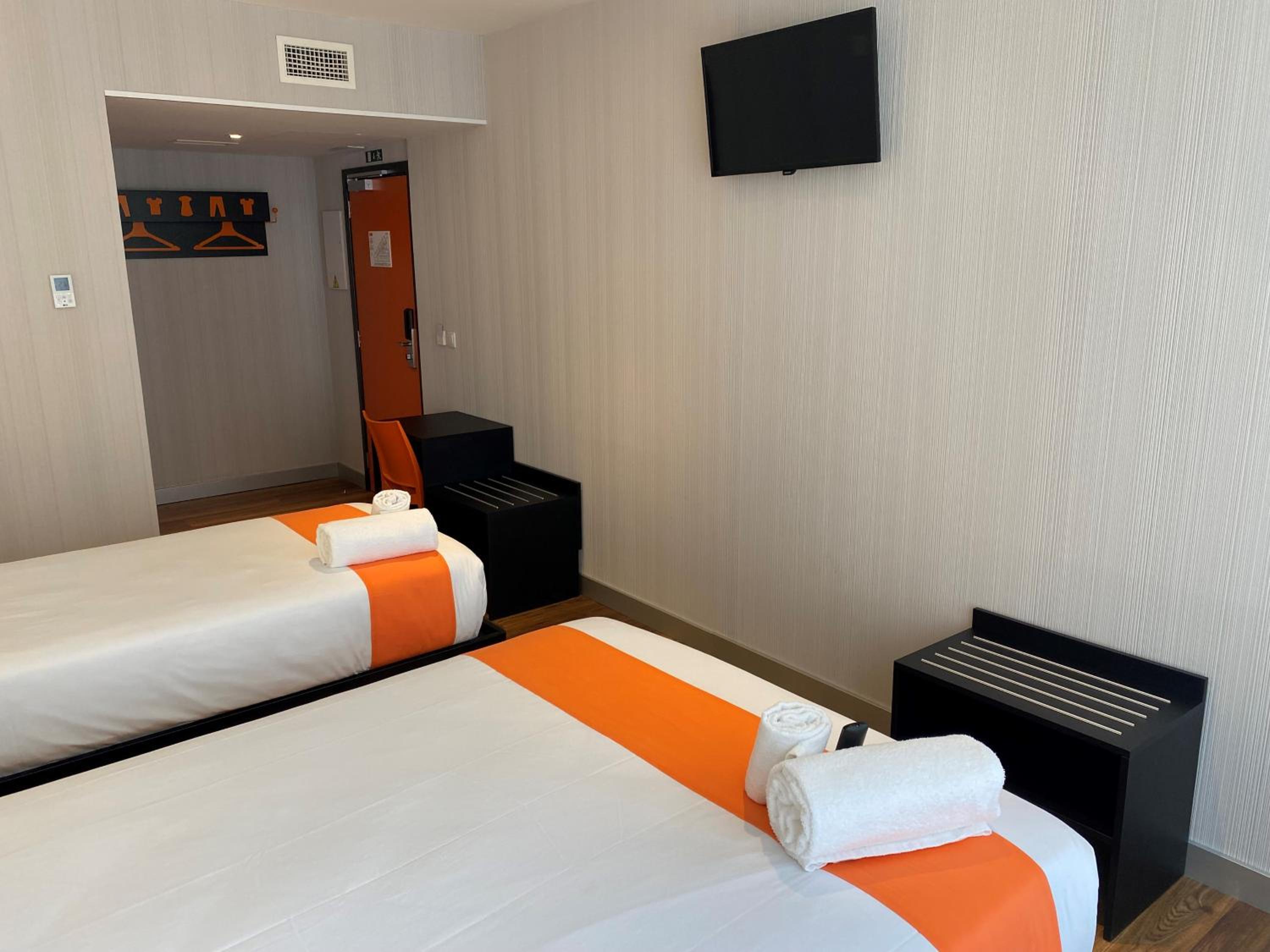 Triple Room thumbnail 6