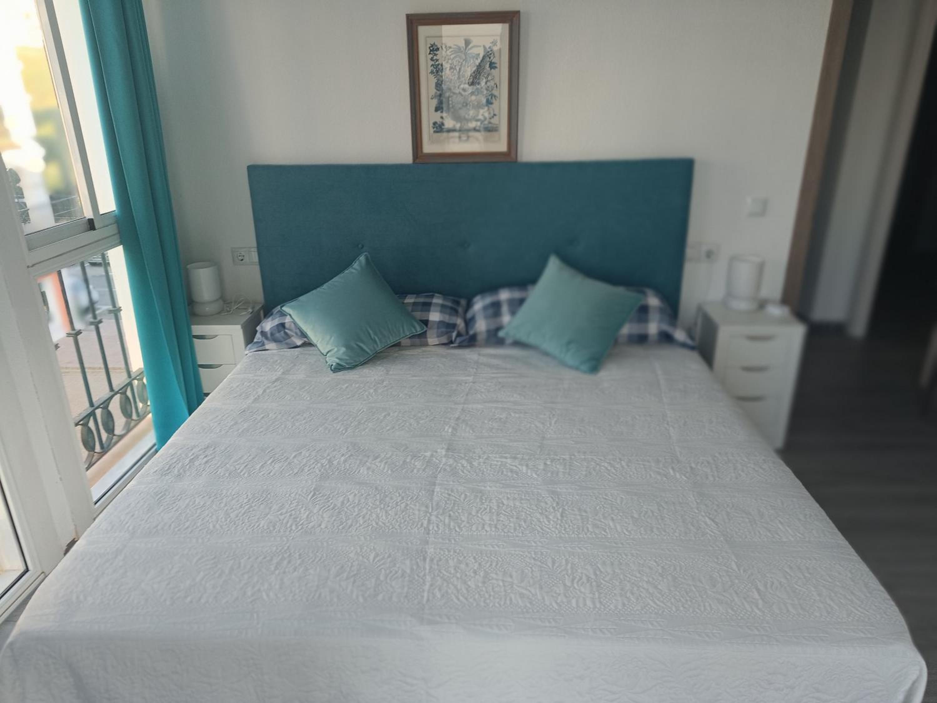 Apartamento de dos habitaciones con terraza y vista al mar
