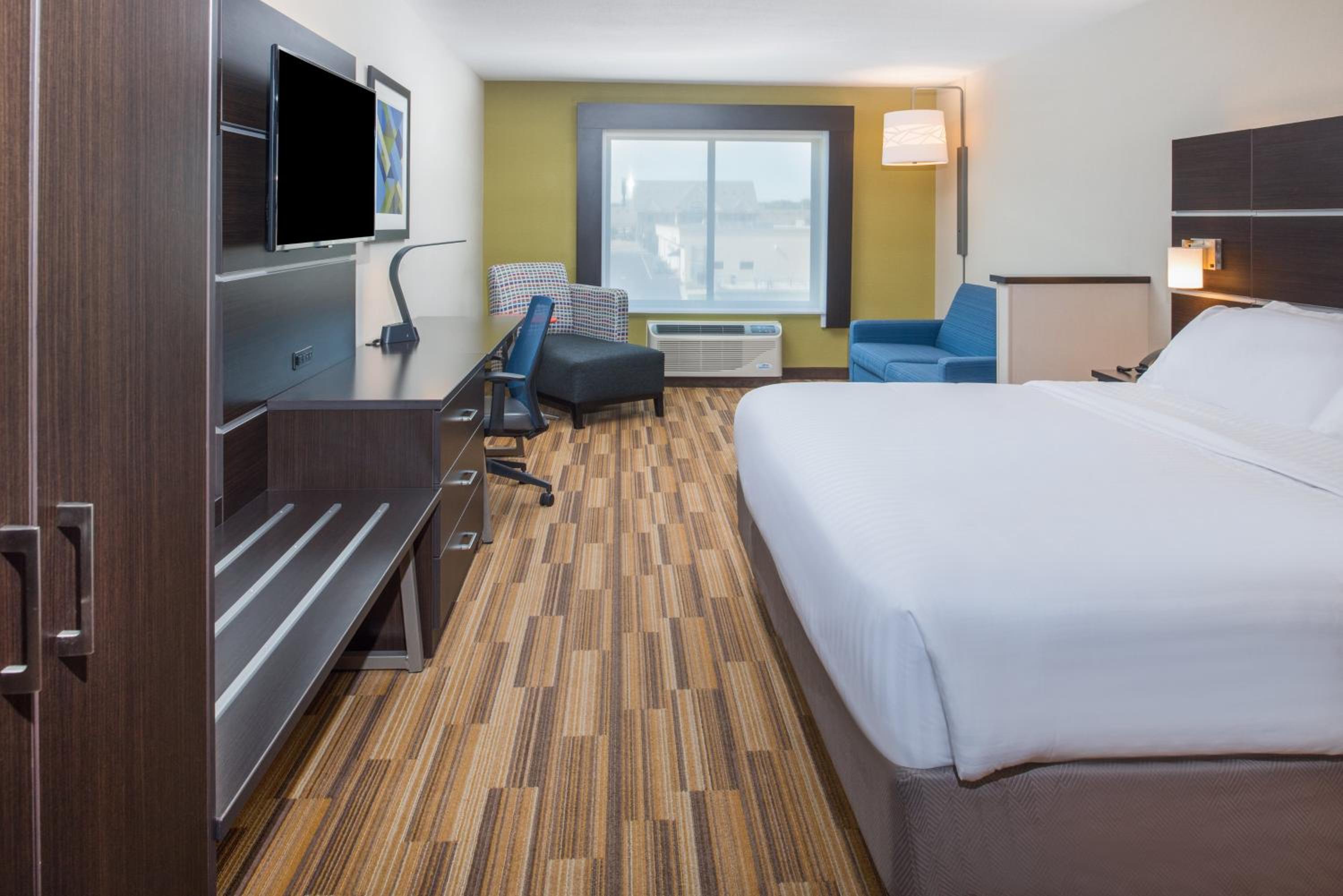 King Suite with Hearing Accessible Tub - Non-Smoking - Photo 1