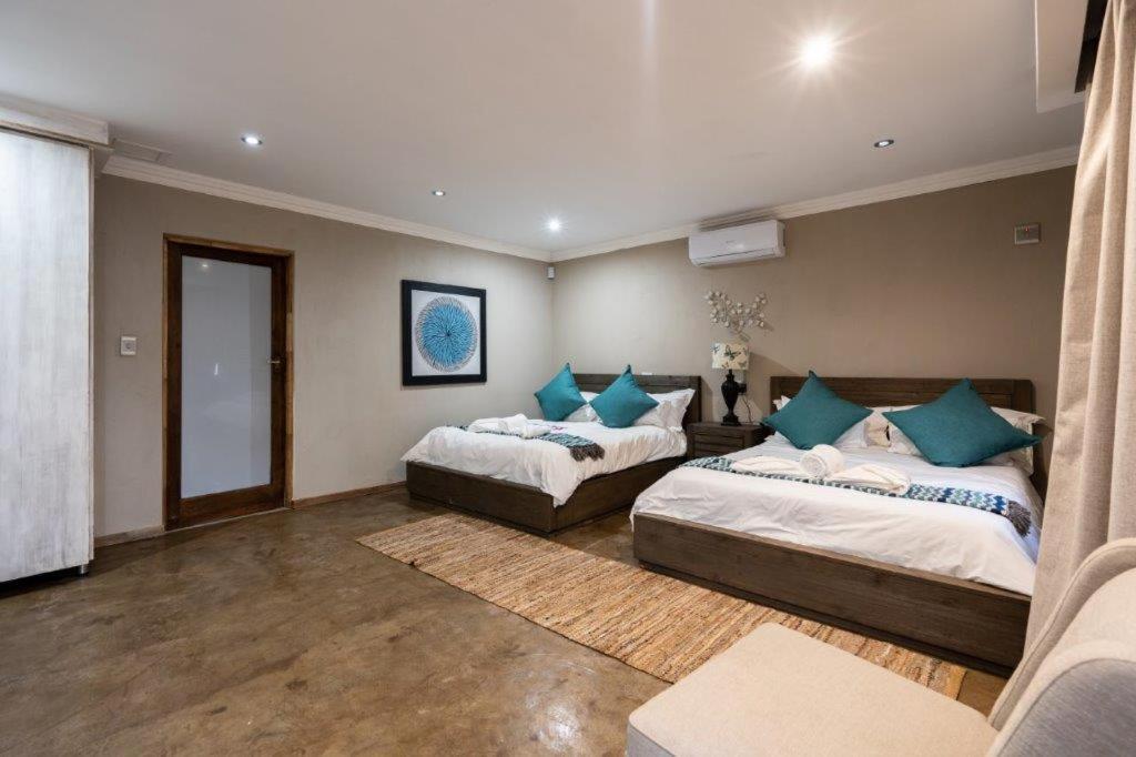 Deluxe Family Room photo 1