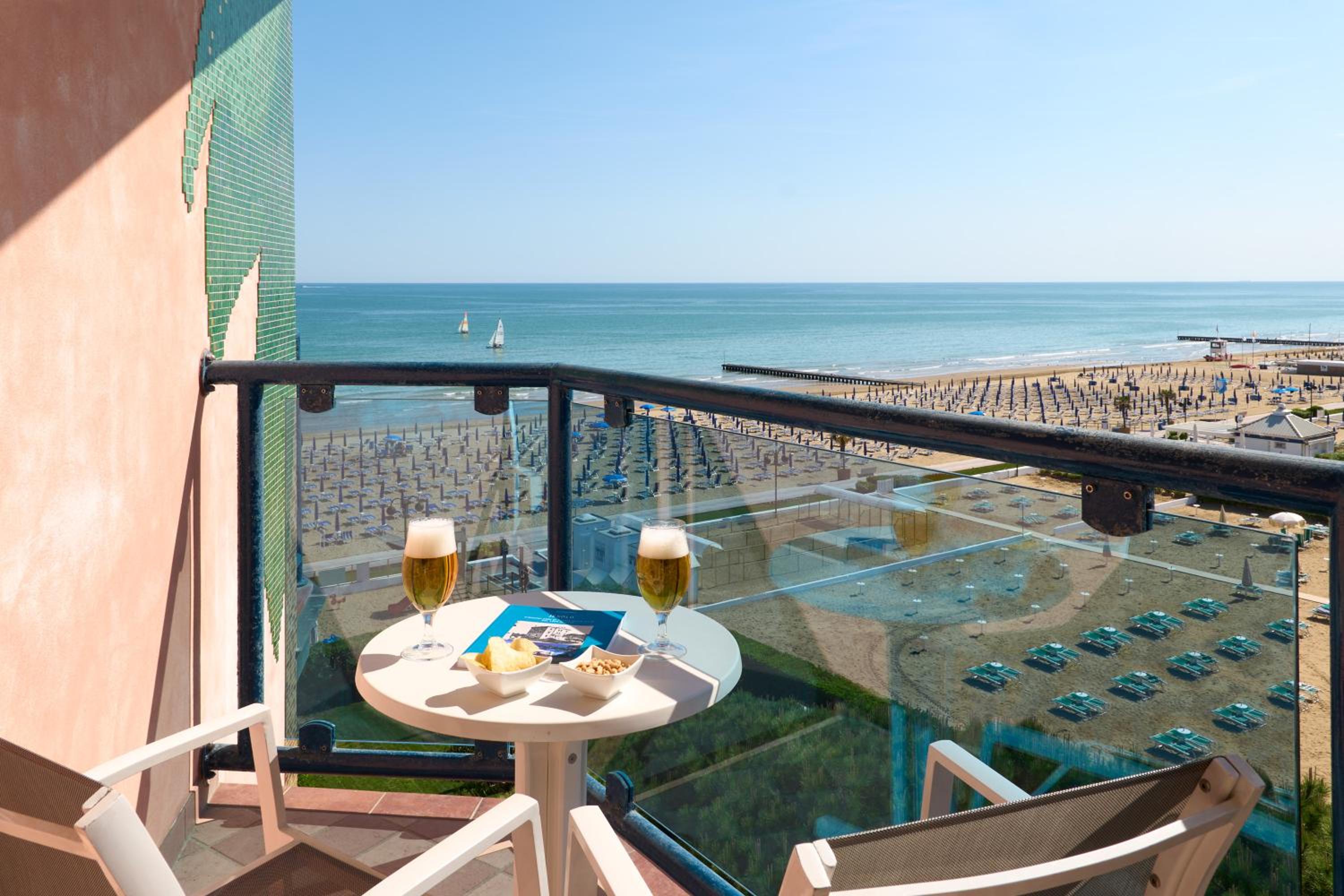 Deluxe Double or Twin Room with Sea View photo 3