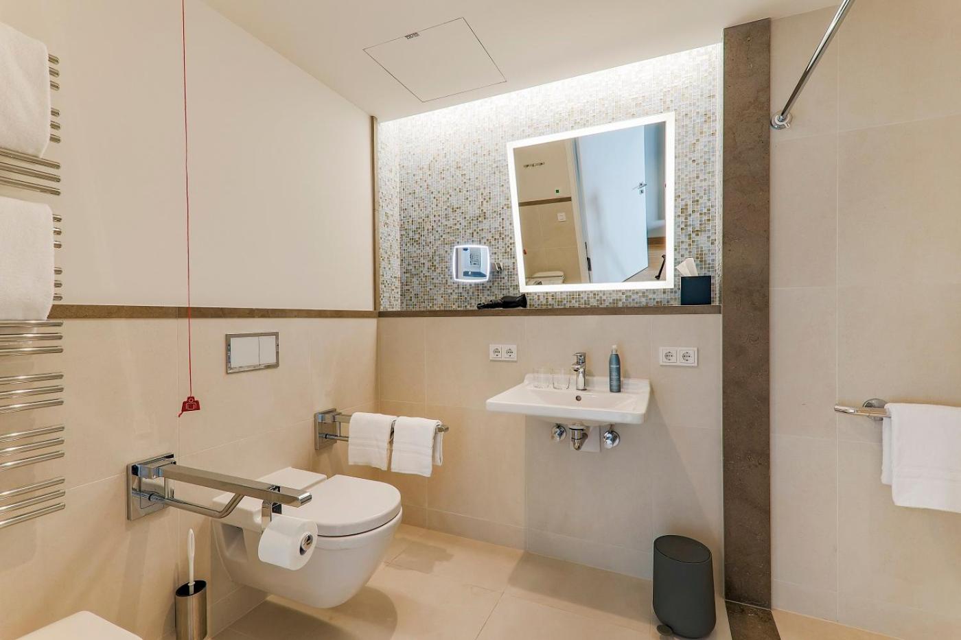 Double Room - Disability Access photo 3