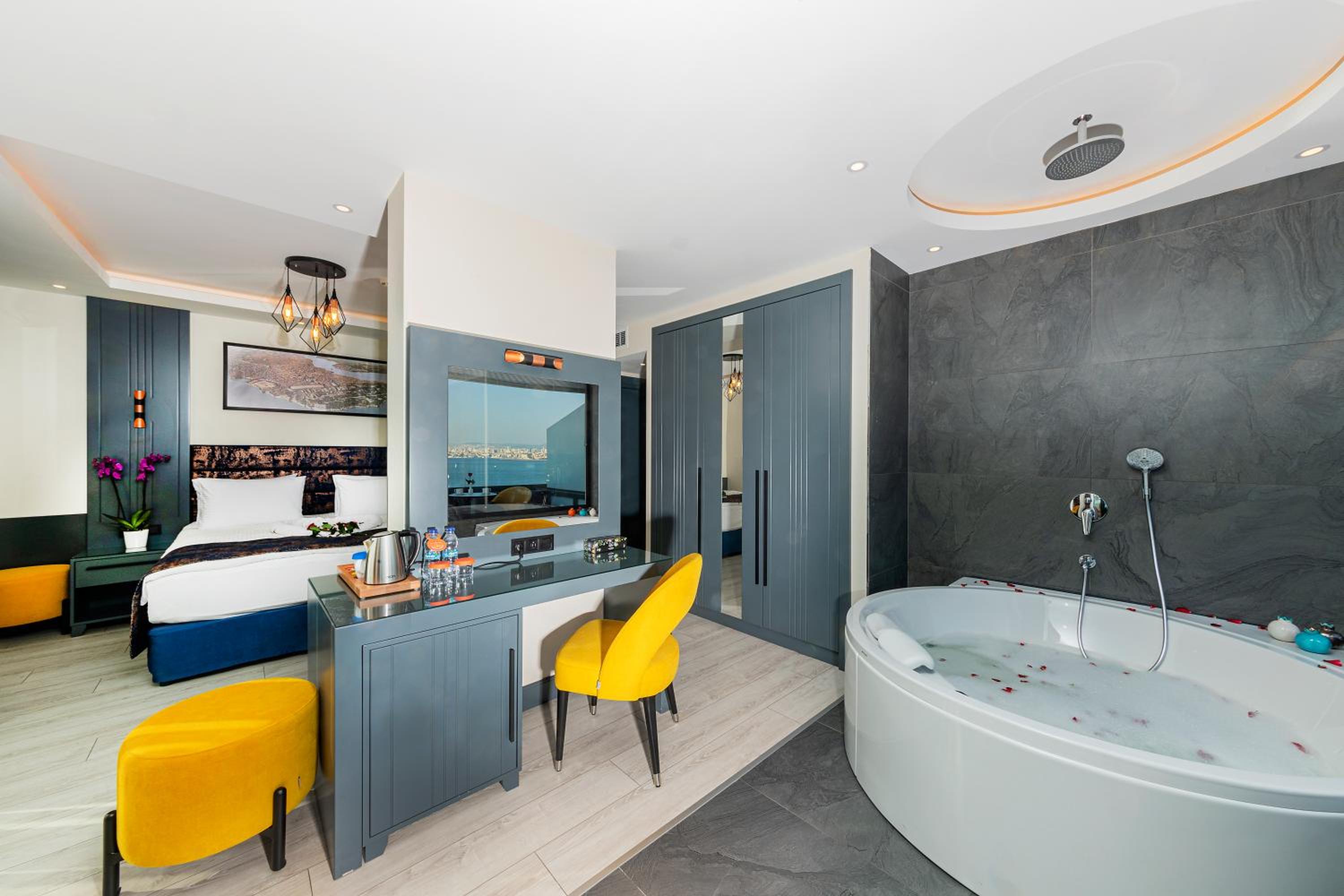 Magnaura Palace Suite with Jacuzzi and Large Terrace photo 2