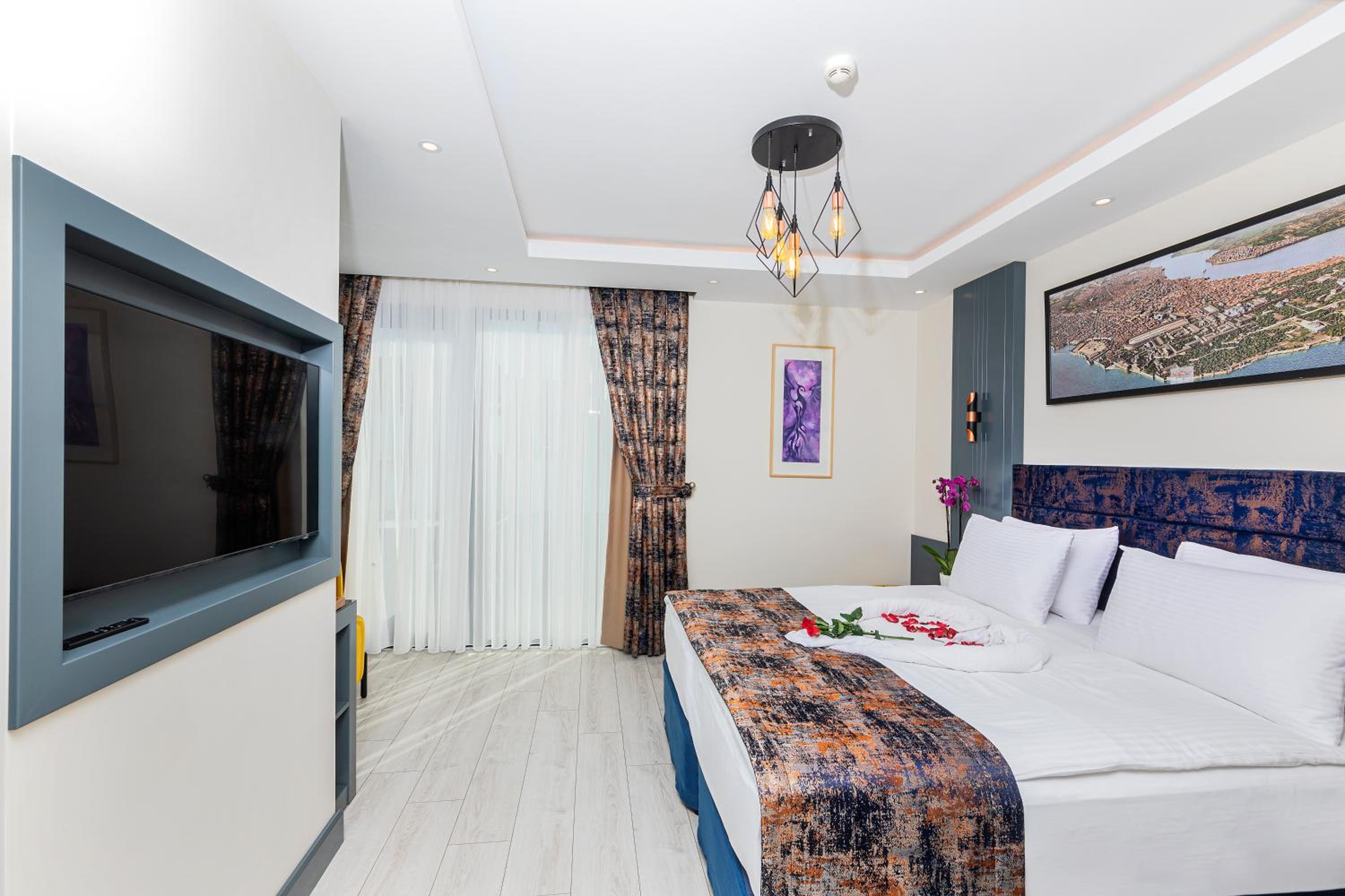 Magnaura Palace Suite with Jacuzzi and Large Terrace photo 3