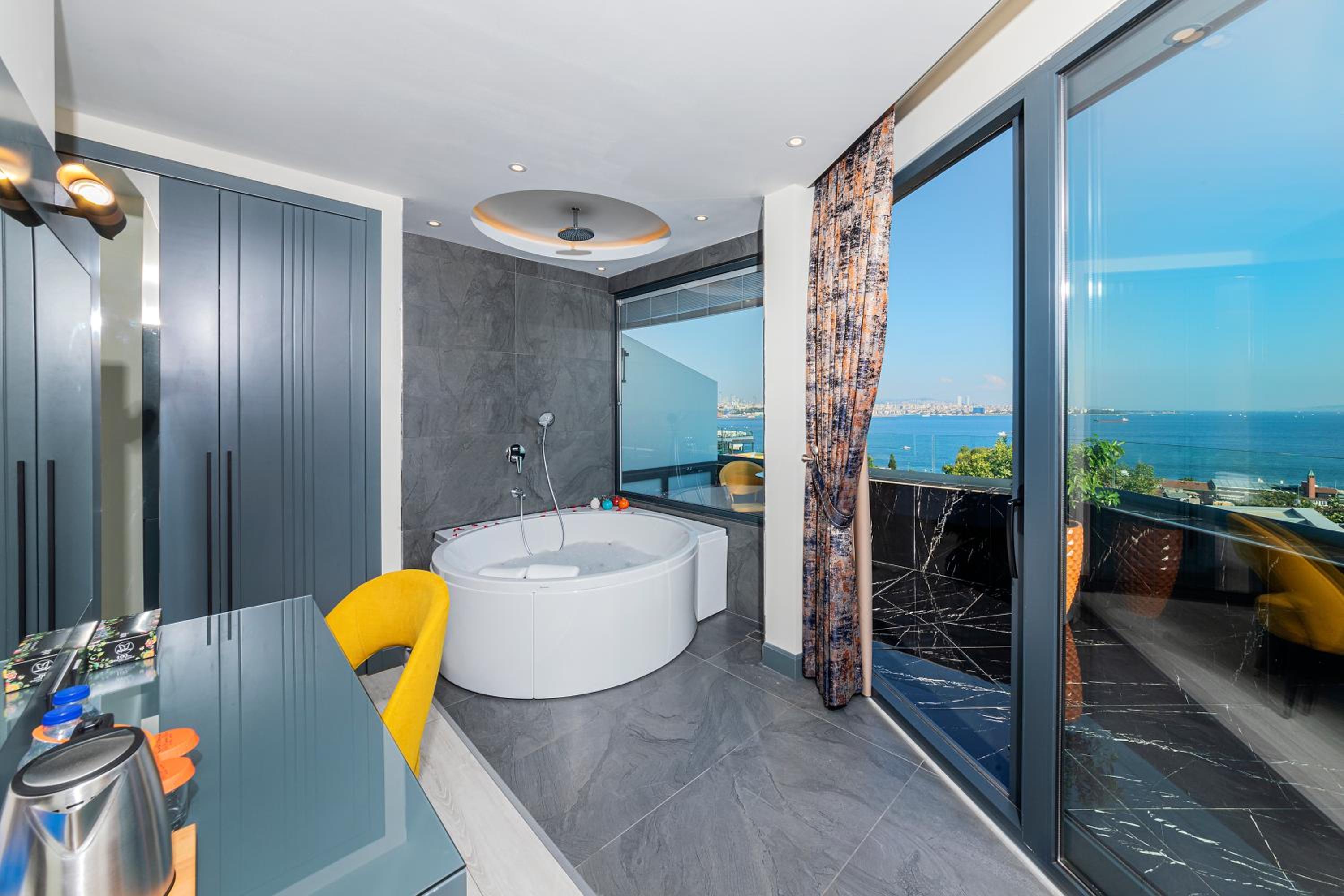 Magnaura Palace Suite with Jacuzzi and Large Terrace photo 1