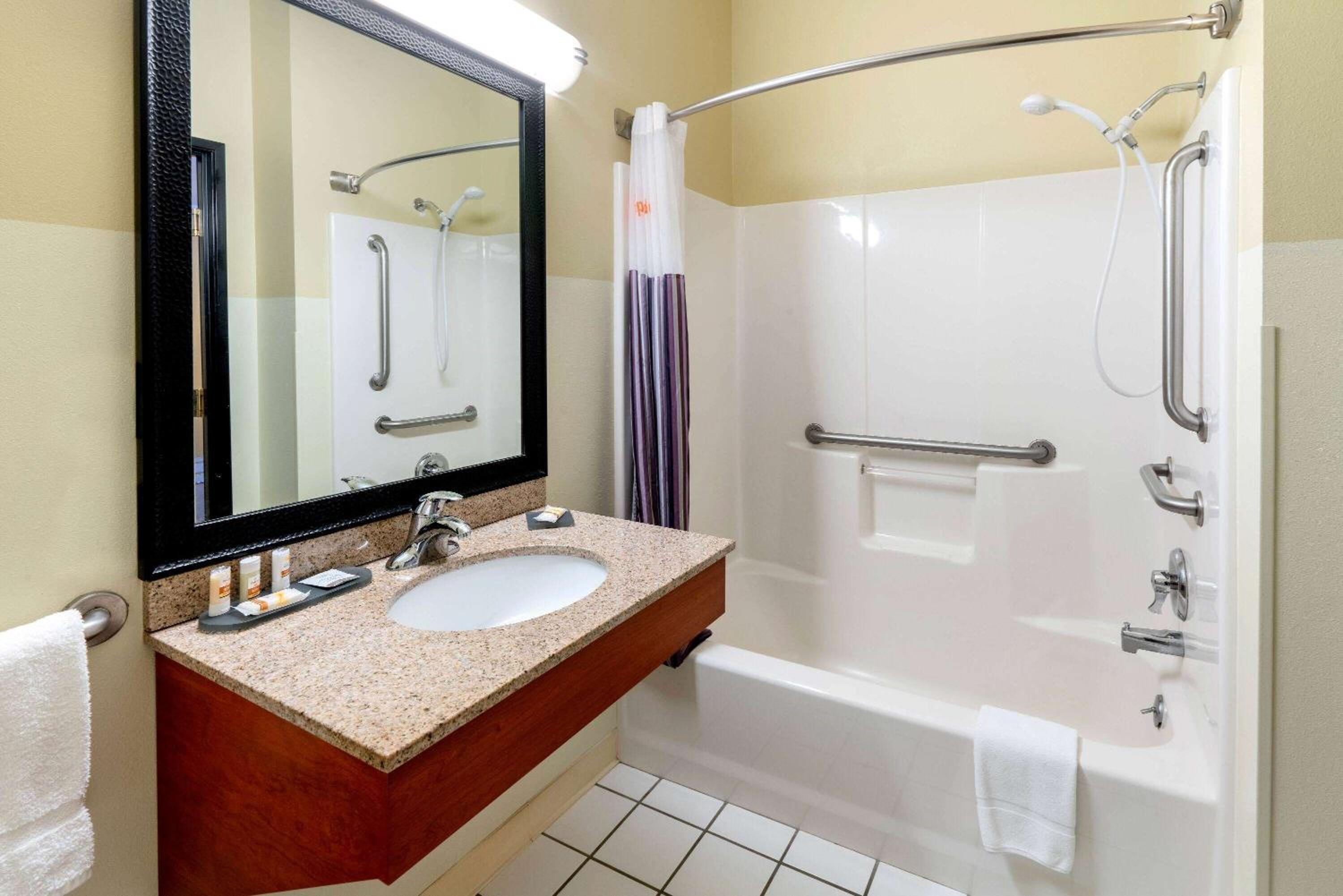 King Room with Mobility/Hearing Impaired Access - Non-Smoking - Photo 2