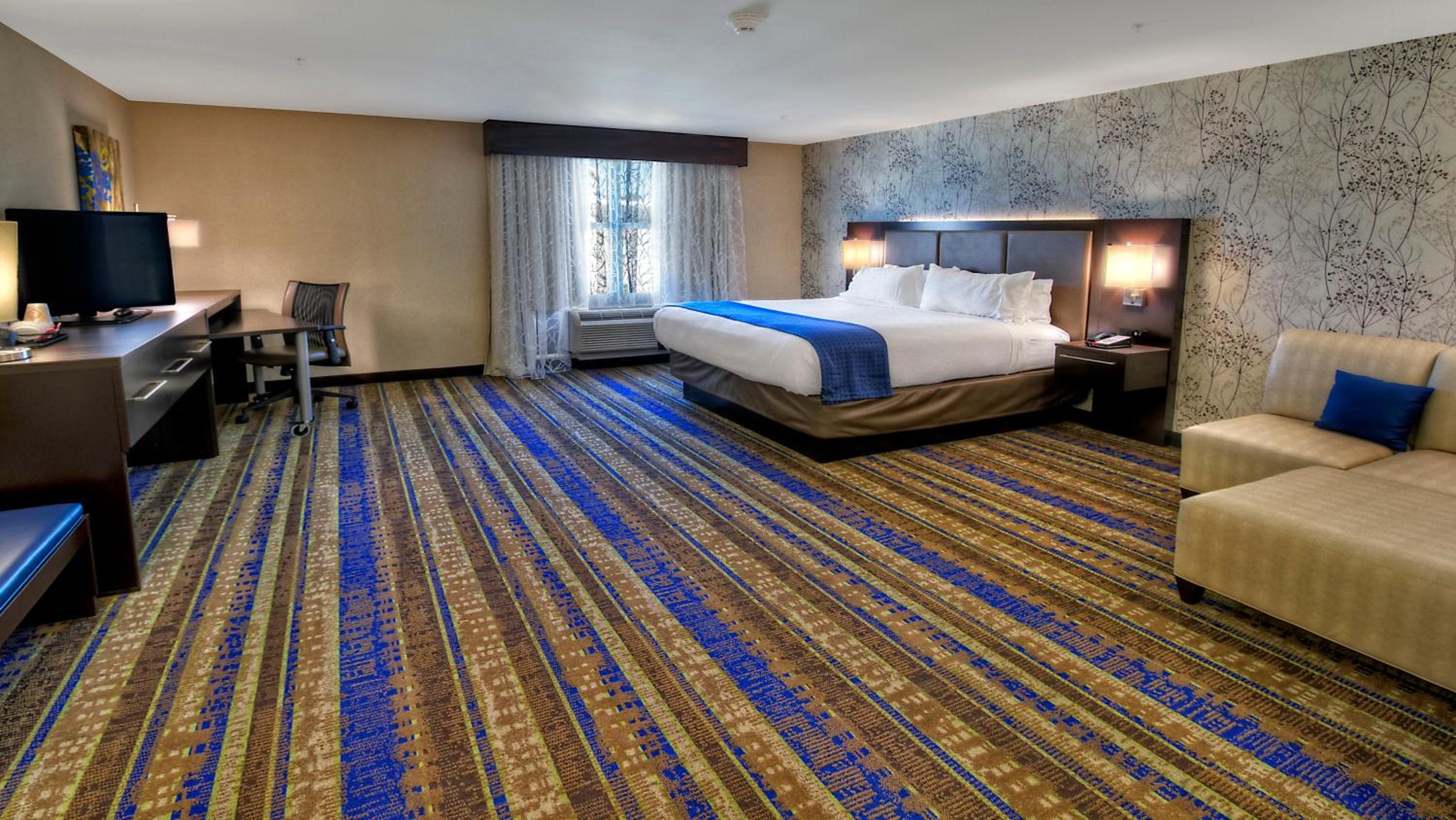 Premium King Room - Photo 2