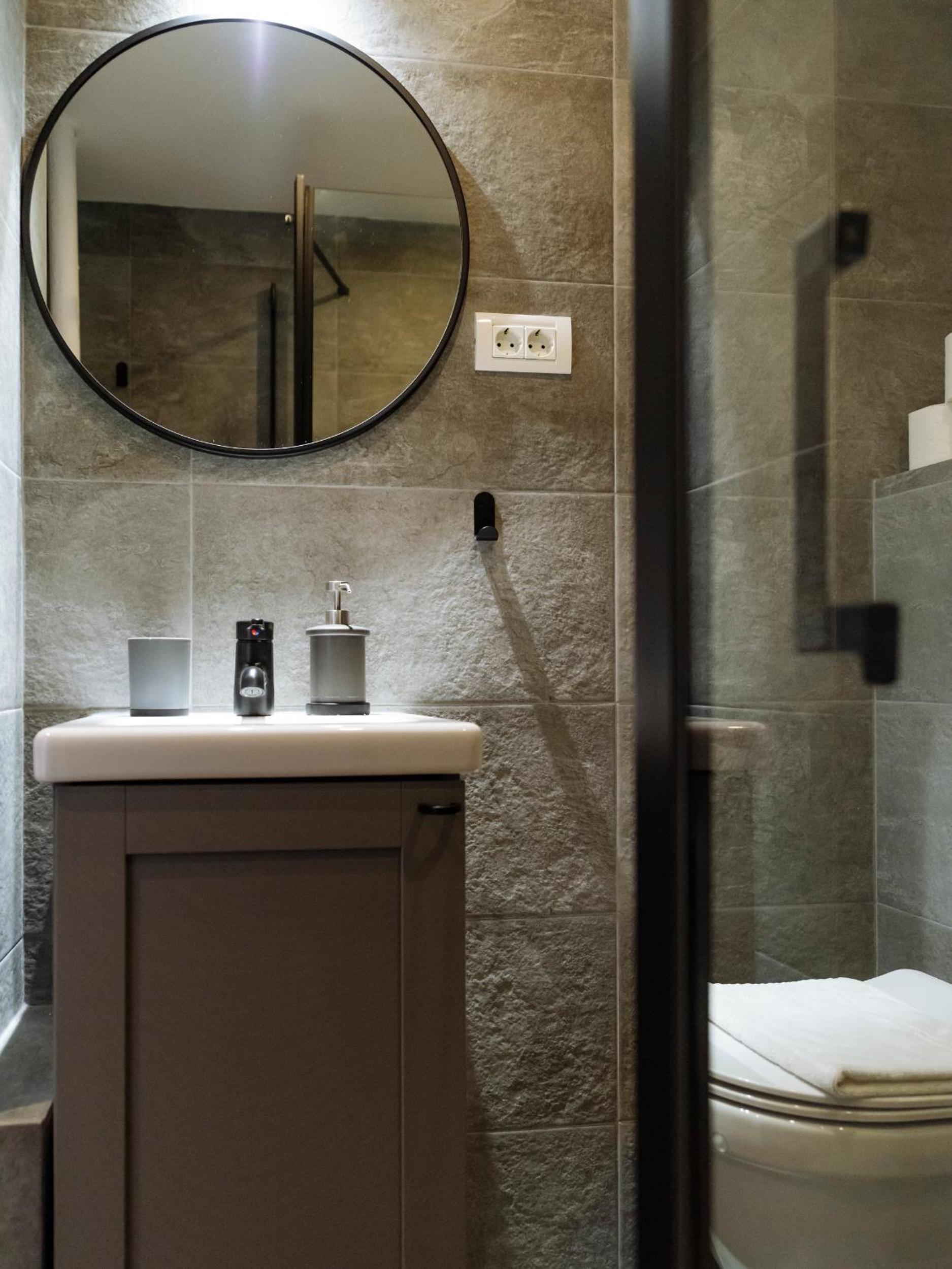One-Bedroom Apartment - Photo 15
