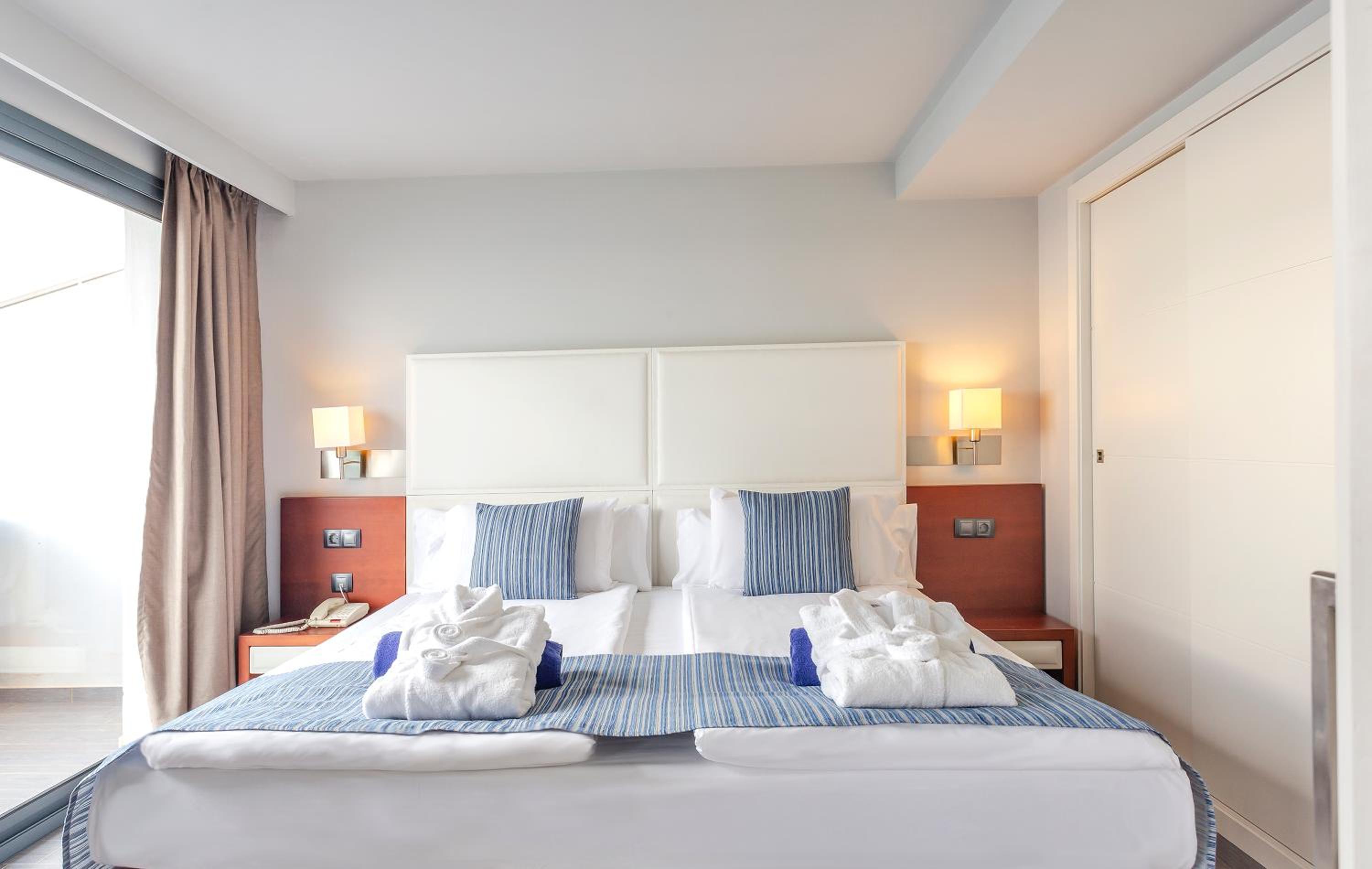 Deluxe Suite with Sea View photo 3