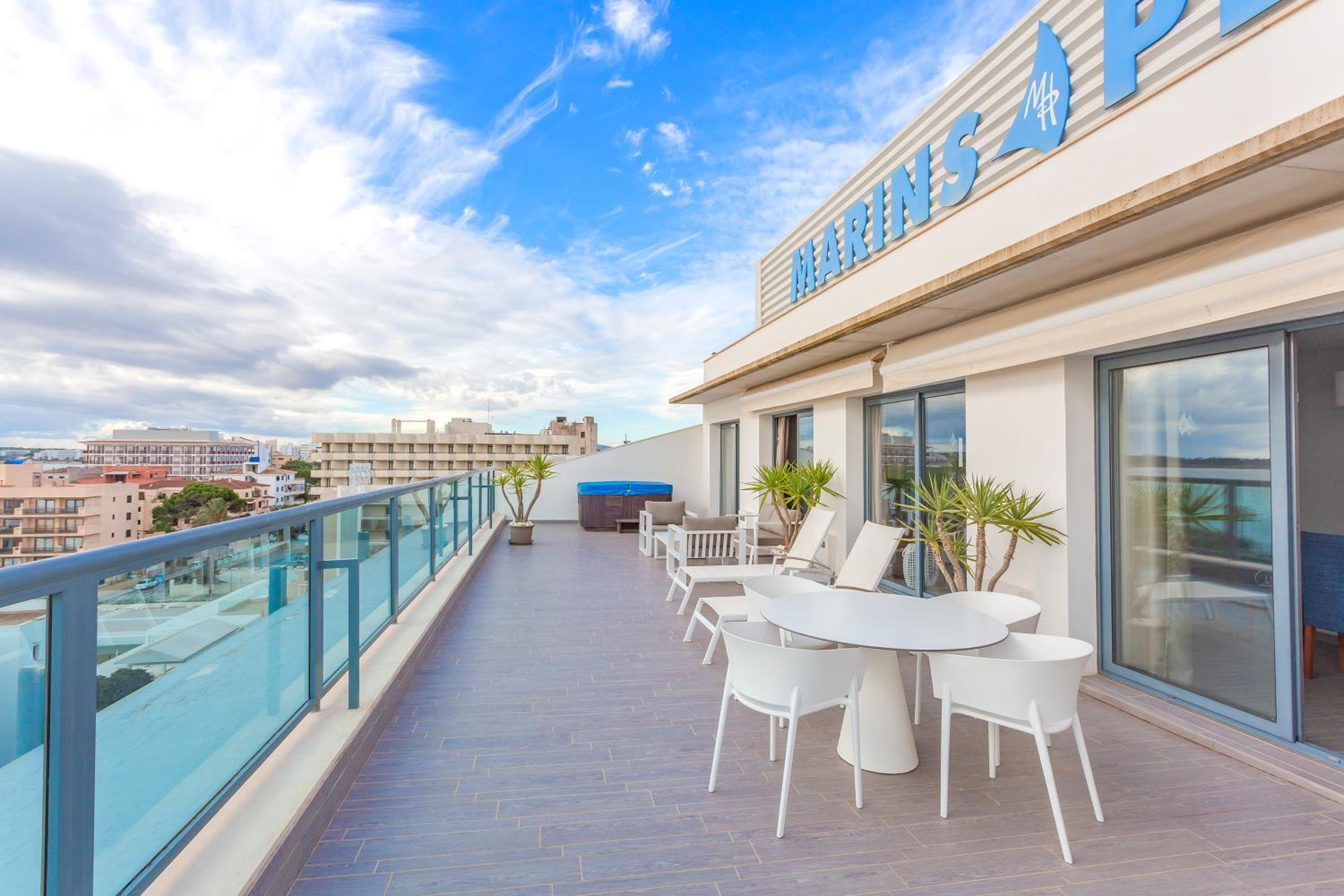 Deluxe Suite with Sea View photo 2