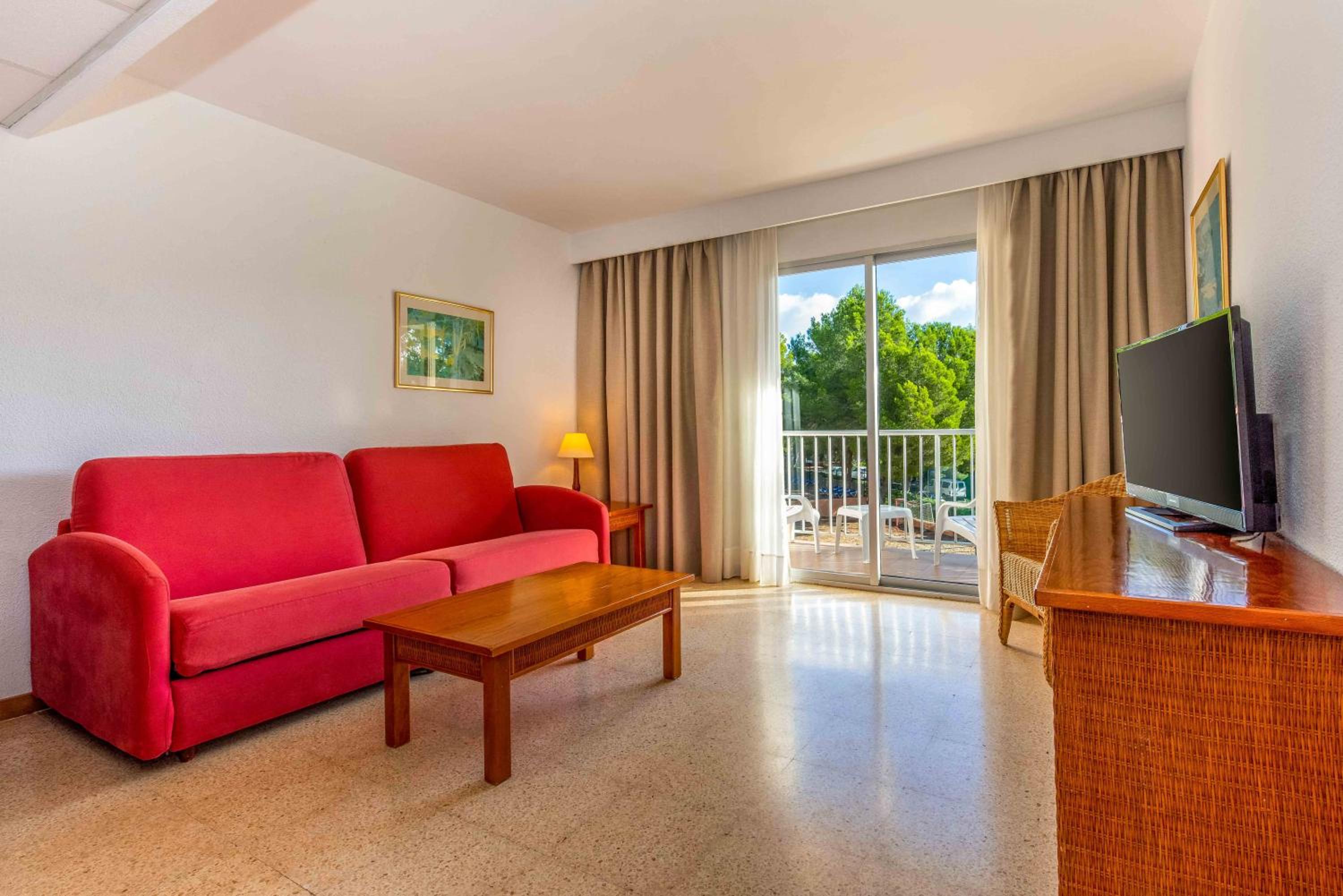 One-Bedroom Apartment with Balcony and Garden View thumbnail 6