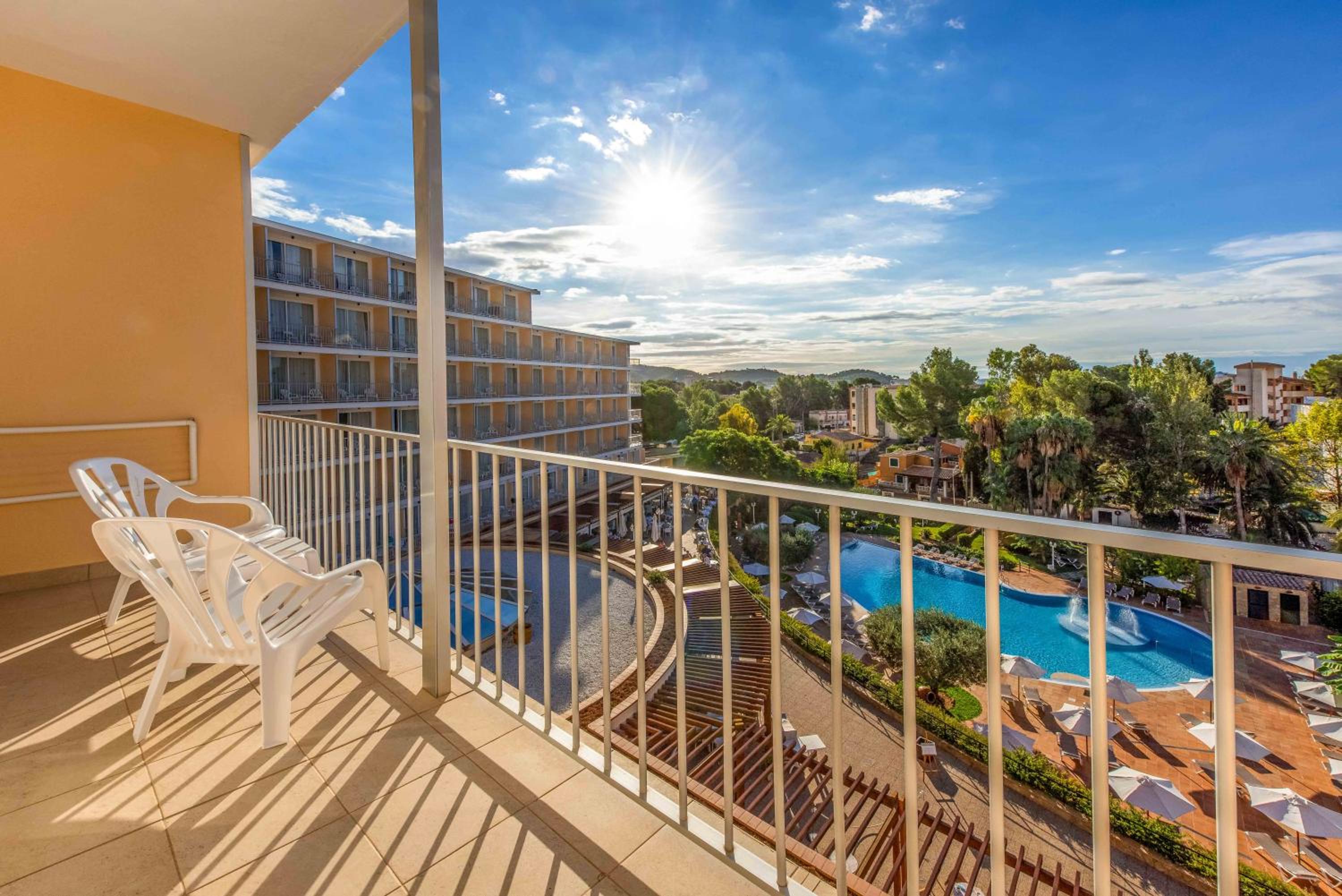Double Or Twin Room With Pool View thumbnail 5